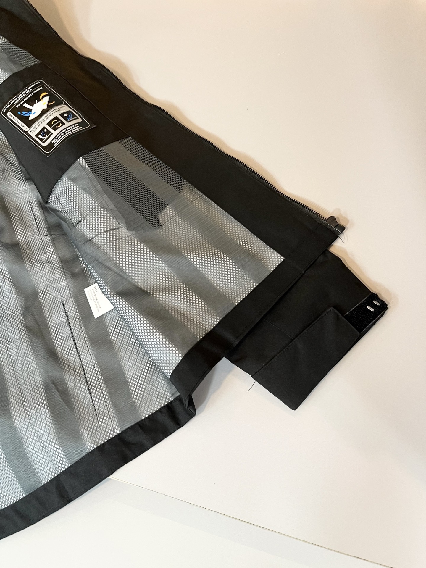 迪桑特DESCENTE 2025秋冬新款男女同款👫夹克外套，自1935年荣耀至今的专业运动品牌。80余年