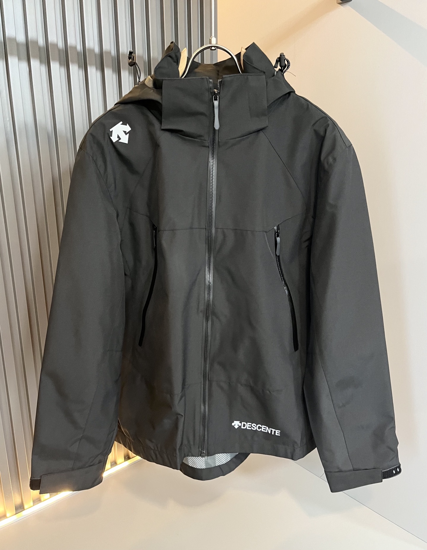 迪桑特DESCENTE 2025秋冬新款男女同款👫夹克外套，自1935年荣耀至今的专业运动品牌。80余年