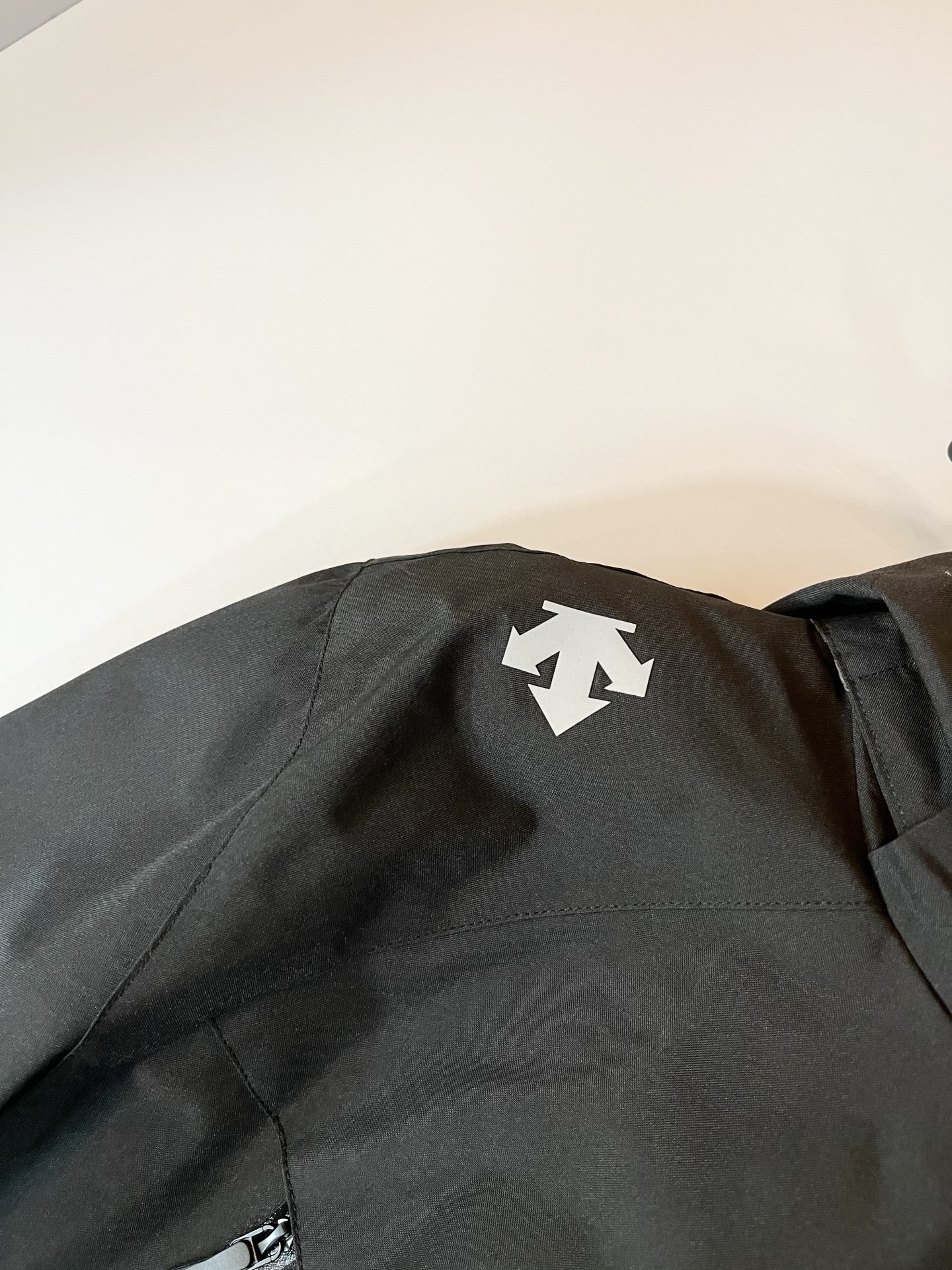 迪桑特DESCENTE 2025秋冬新款男女同款👫夹克外套，自1935年荣耀至今的专业运动品牌。80余年