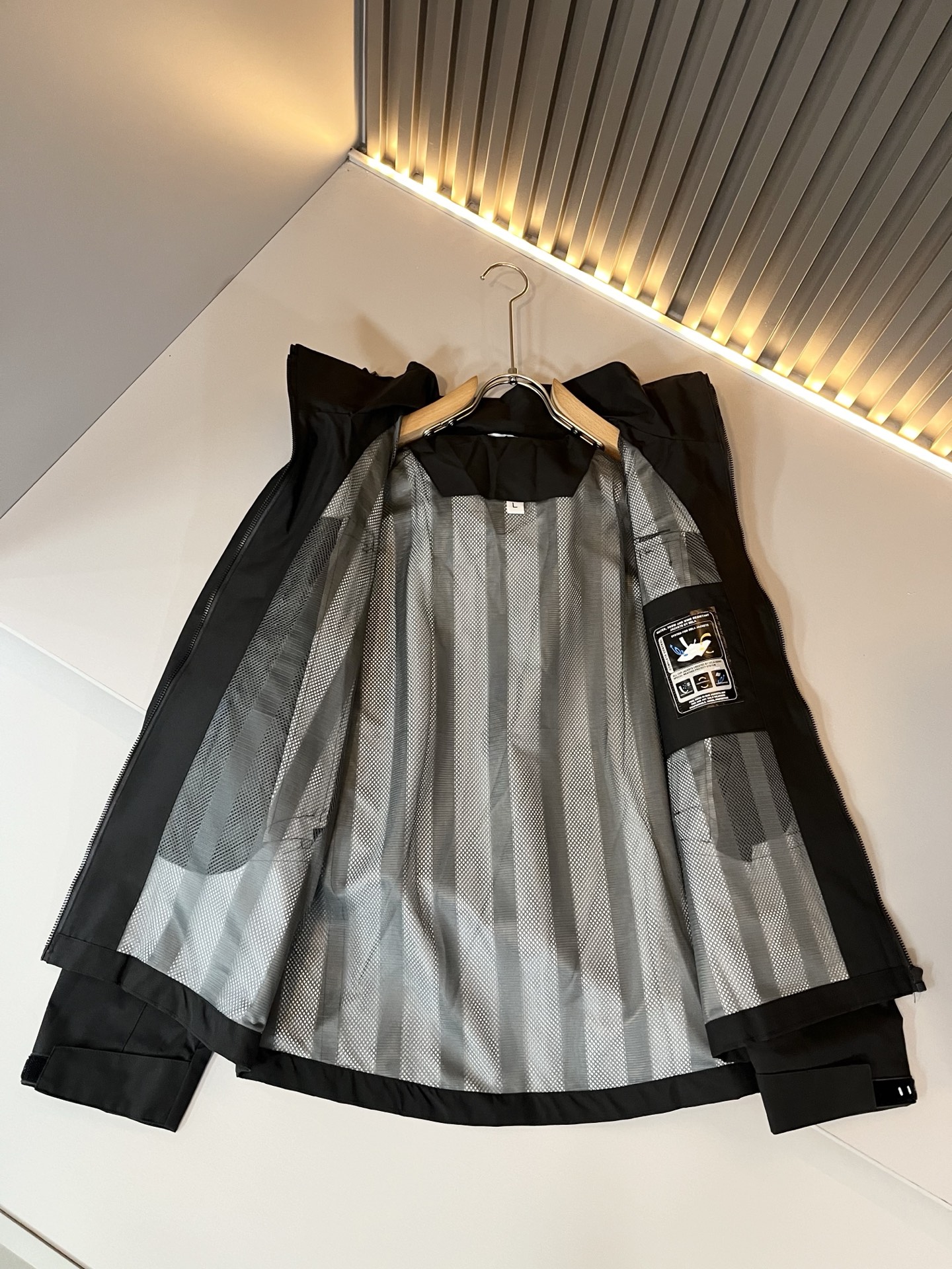 迪桑特DESCENTE 2025秋冬新款男女同款👫夹克外套，自1935年荣耀至今的专业运动品牌。80余年