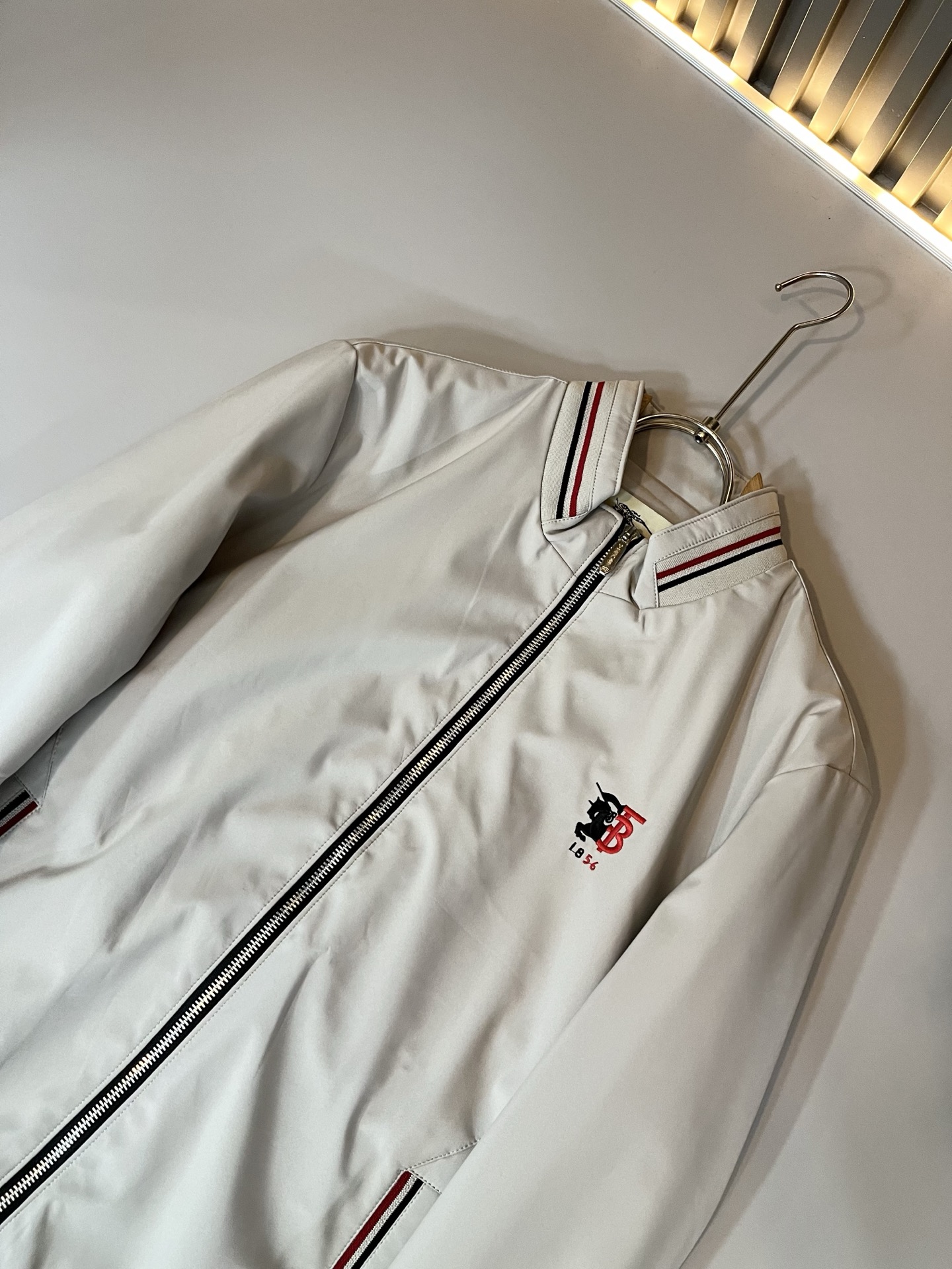 BURBER*Y巴*莉2025秋冬新品夹克外套重磅来袭，最近比较火热的环保聚酯纤维面料制作而成，高端户外