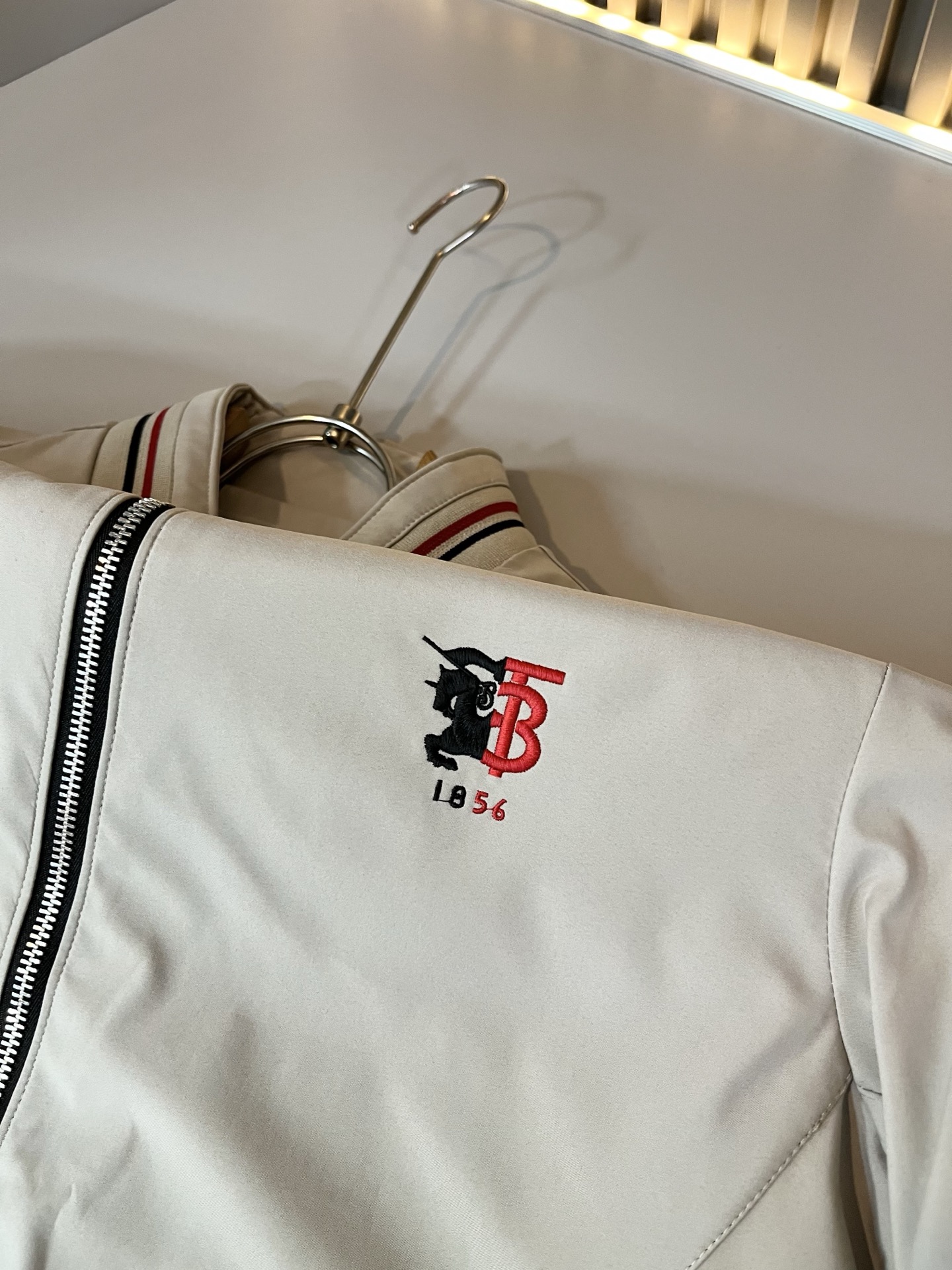 BURBER*Y巴*莉2025秋冬新品夹克外套重磅来袭，最近比较火热的环保聚酯纤维面料制作而成，高端户外