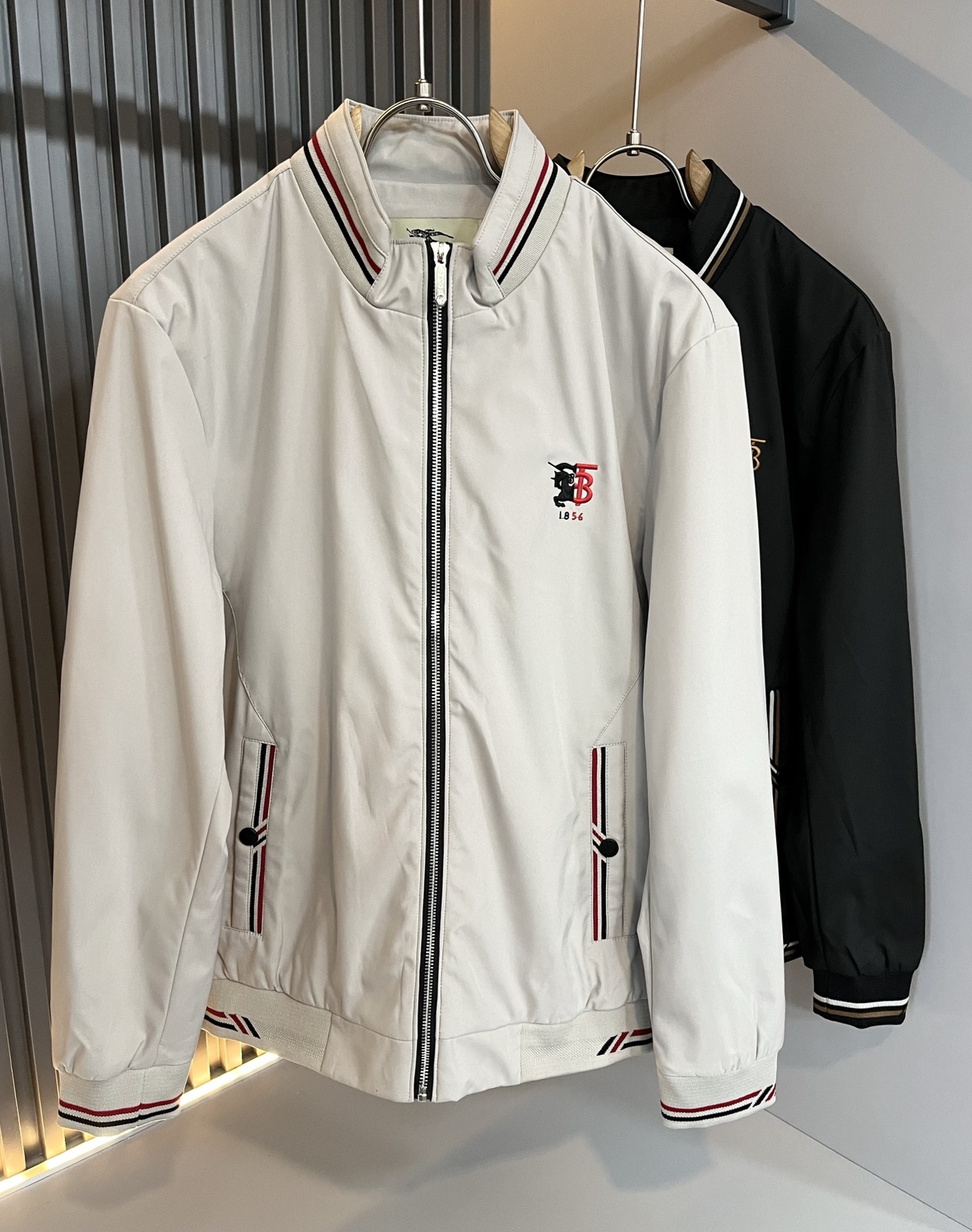 BURBER*Y巴*莉2025秋冬新品夹克外套重磅来袭，最近比较火热的环保聚酯纤维面料制作而成，高端户外