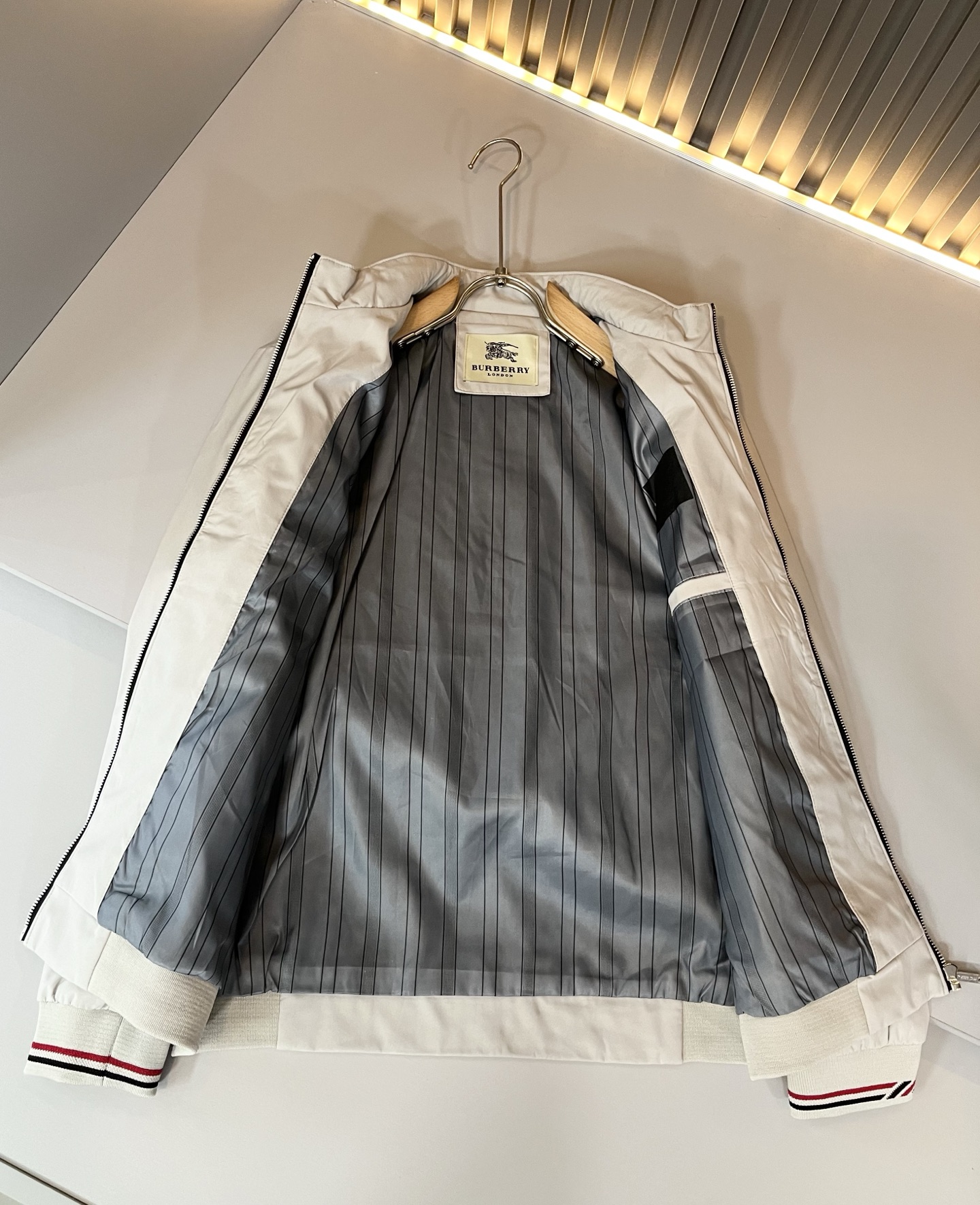 BURBER*Y巴*莉2025秋冬新品夹克外套重磅来袭，最近比较火热的环保聚酯纤维面料制作而成，高端户外