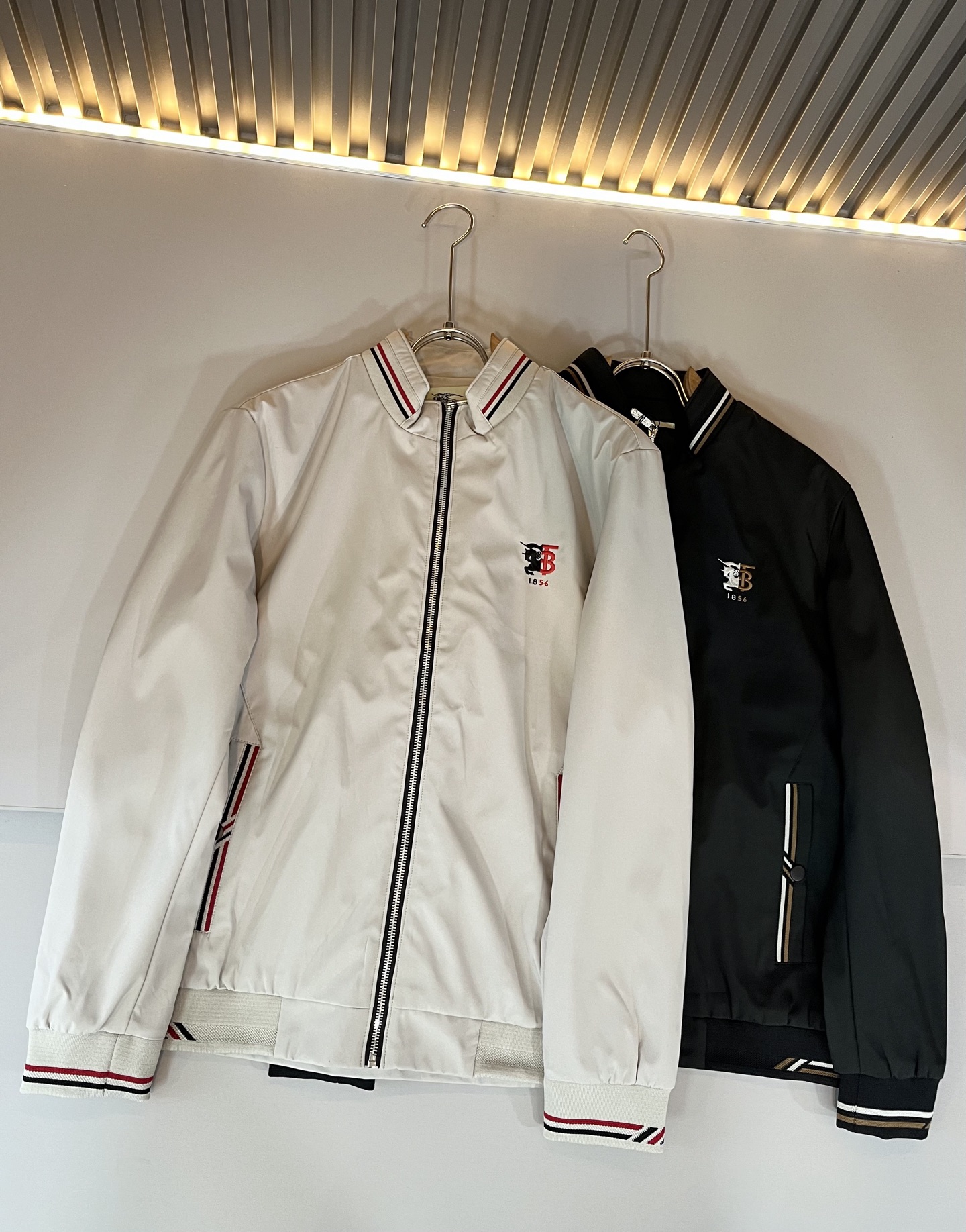 BURBER*Y巴*莉2025秋冬新品夹克外套重磅来袭，最近比较火热的环保聚酯纤维面料制作而成，高端户外