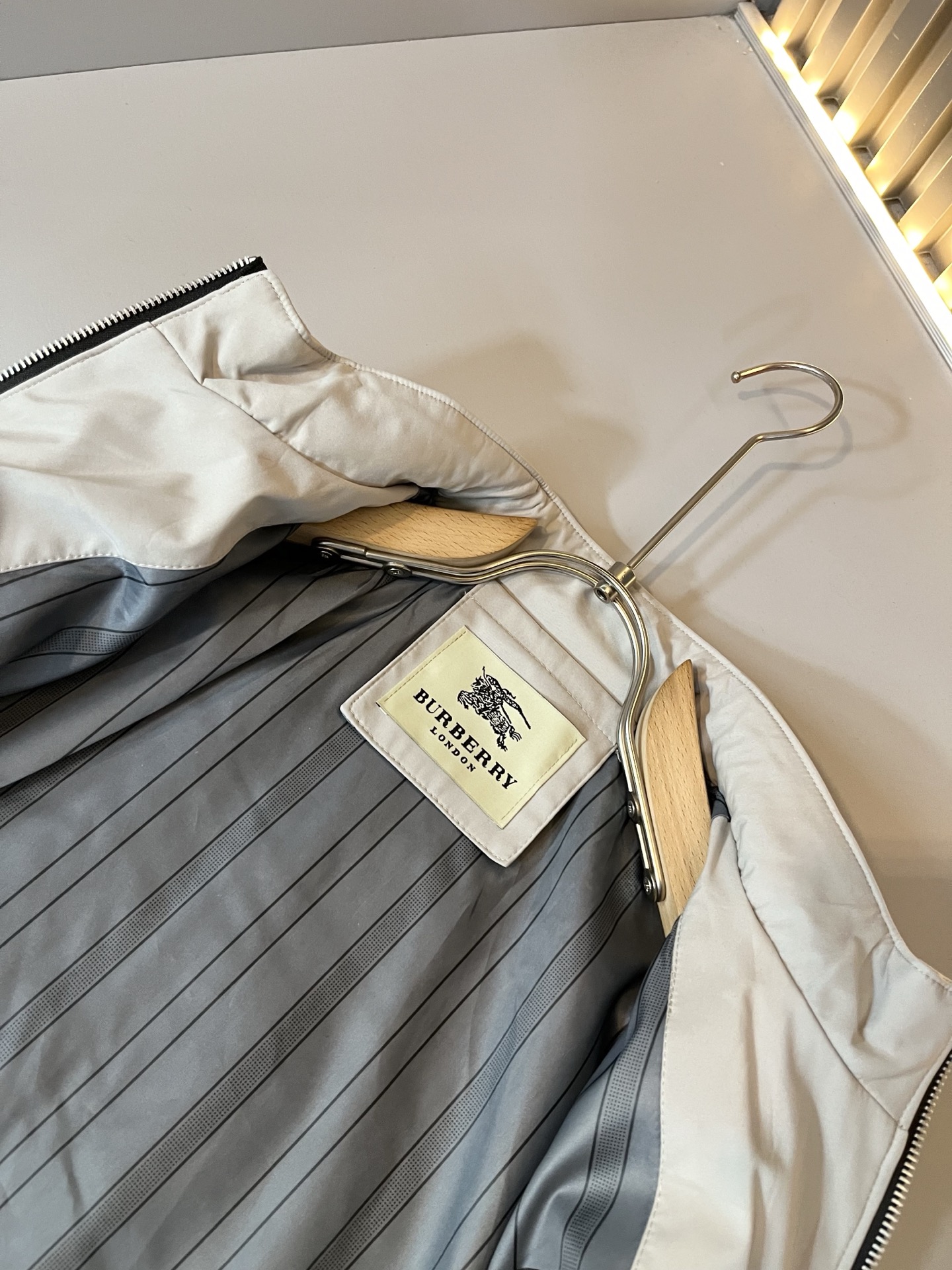 BURBER*Y巴*莉2025秋冬新品夹克外套重磅来袭，最近比较火热的环保聚酯纤维面料制作而成，高端户外