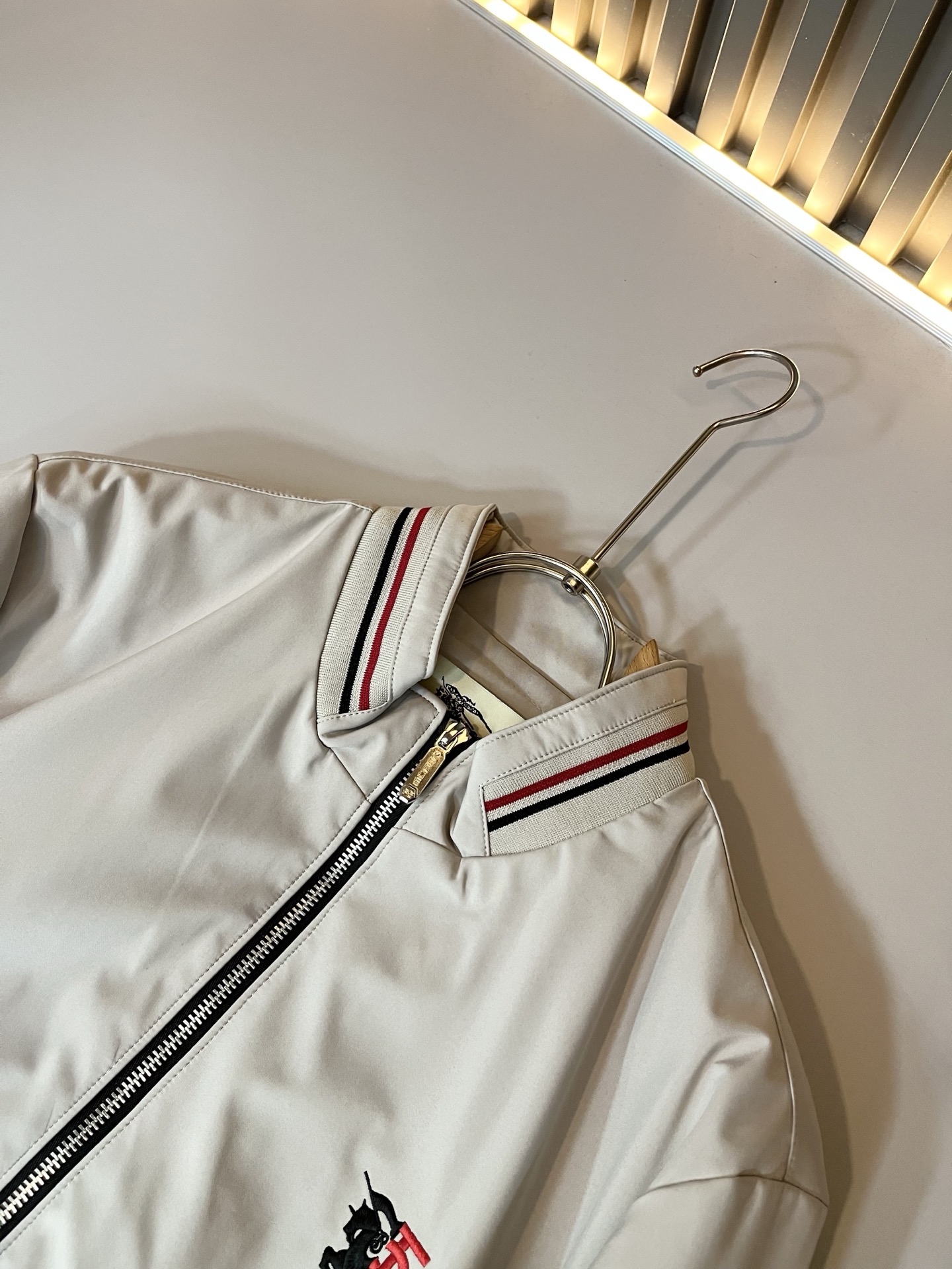 BURBER*Y巴*莉2025秋冬新品夹克外套重磅来袭，最近比较火热的环保聚酯纤维面料制作而成，高端户外