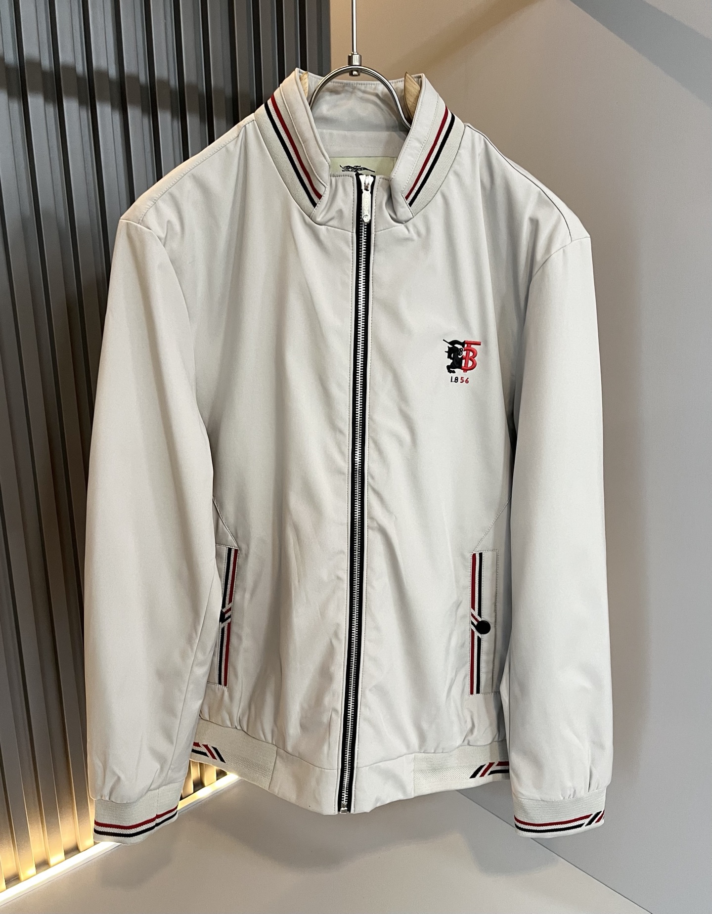 BURBER*Y巴*莉2025秋冬新品夹克外套重磅来袭，最近比较火热的环保聚酯纤维面料制作而成，高端户外