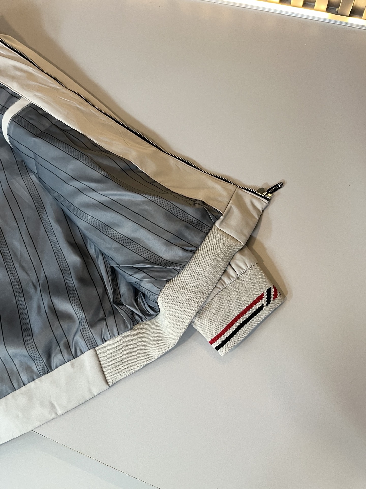 BURBER*Y巴*莉2025秋冬新品夹克外套重磅来袭，最近比较火热的环保聚酯纤维面料制作而成，高端户外