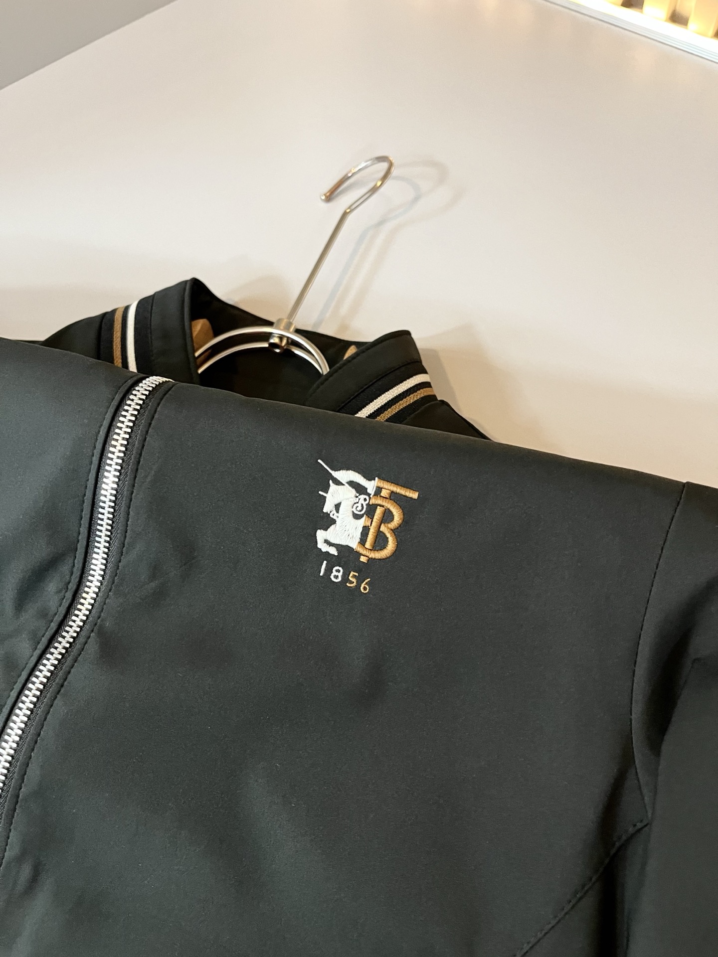 BURBER*Y巴*莉2025秋冬新品夹克外套重磅来袭，最近比较火热的环保聚酯纤维面料制作而成，高端户外