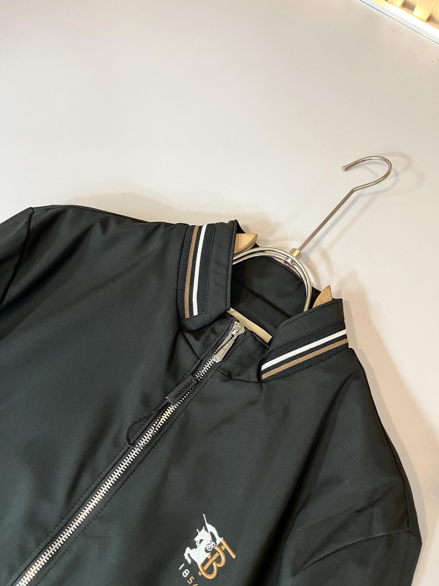 BURBER*Y巴*莉2025秋冬新品夹克外套重磅来袭，最近比较火热的环保聚酯纤维面料制作而成，高端户外