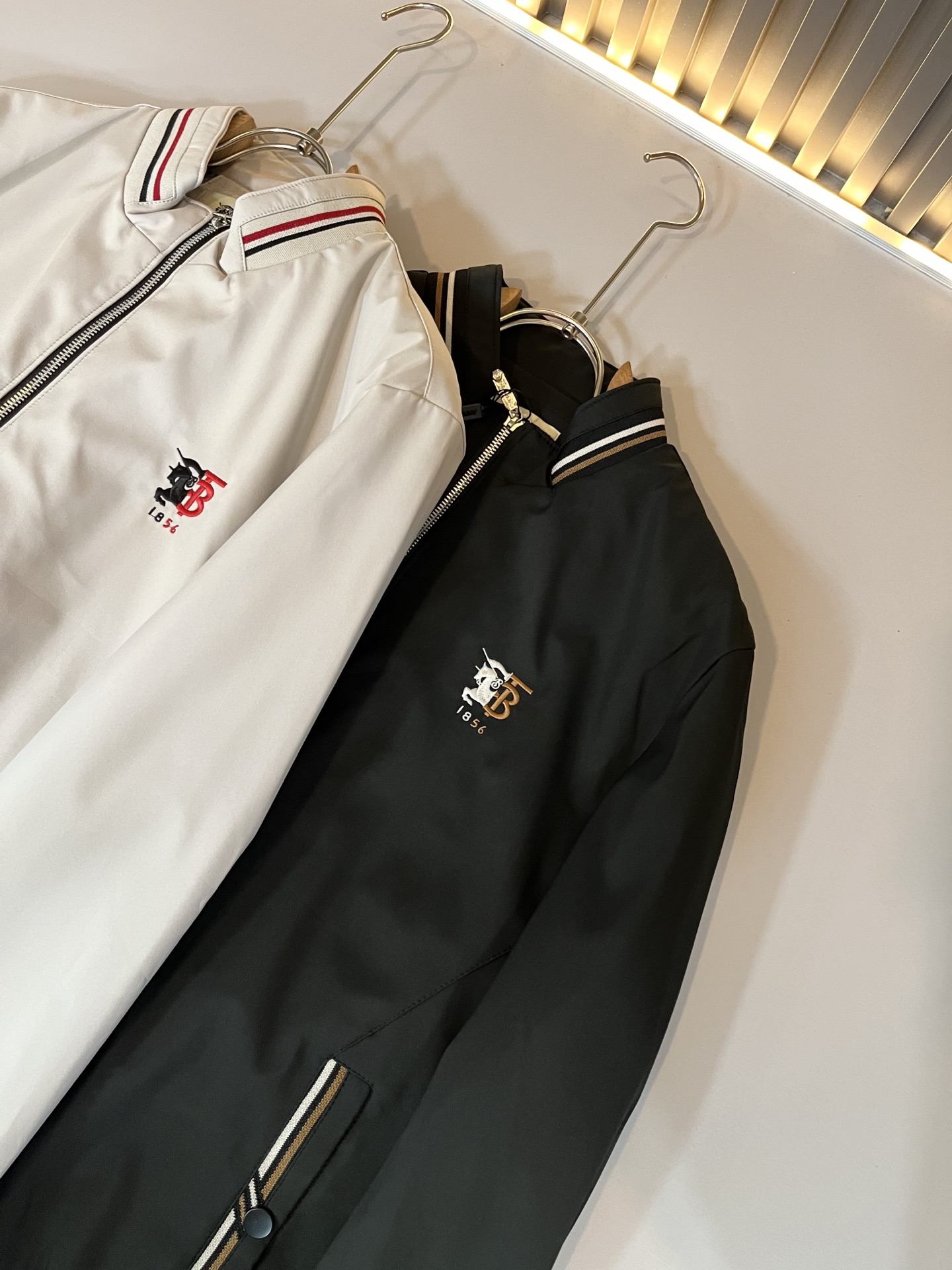 BURBER*Y巴*莉2025秋冬新品夹克外套重磅来袭，最近比较火热的环保聚酯纤维面料制作而成，高端户外