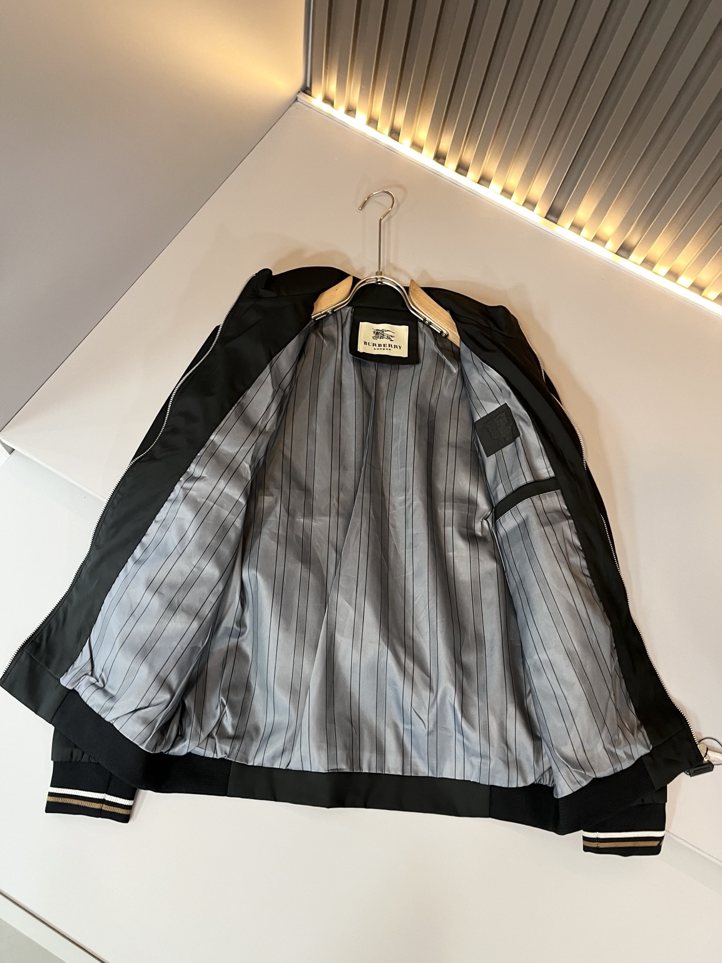 BURBER*Y巴*莉2025秋冬新品夹克外套重磅来袭，最近比较火热的环保聚酯纤维面料制作而成，高端户外