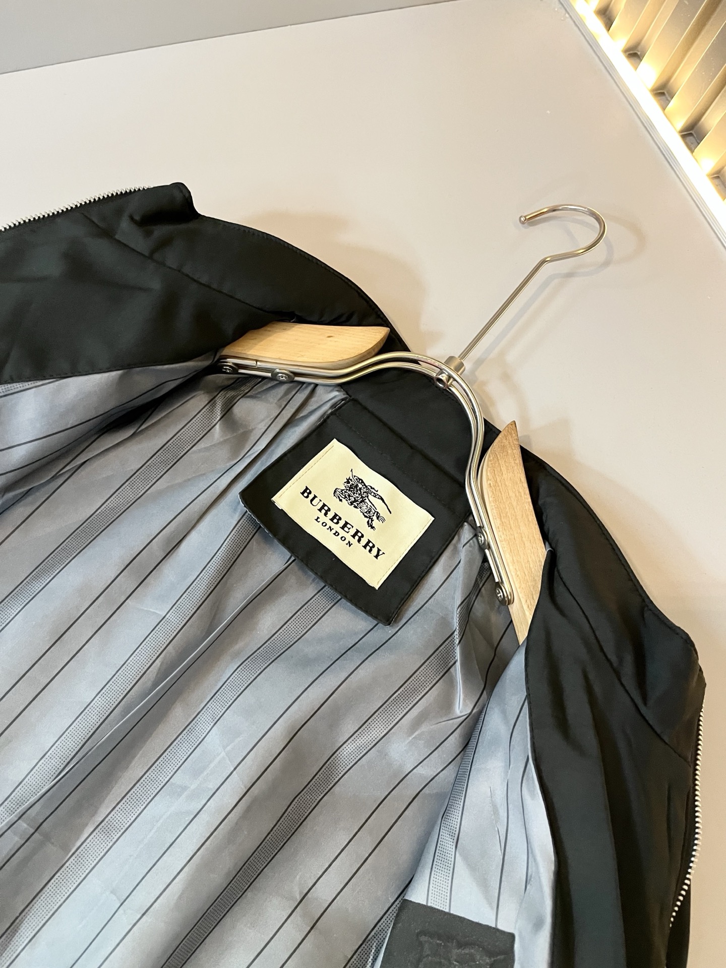 BURBER*Y巴*莉2025秋冬新品夹克外套重磅来袭，最近比较火热的环保聚酯纤维面料制作而成，高端户外