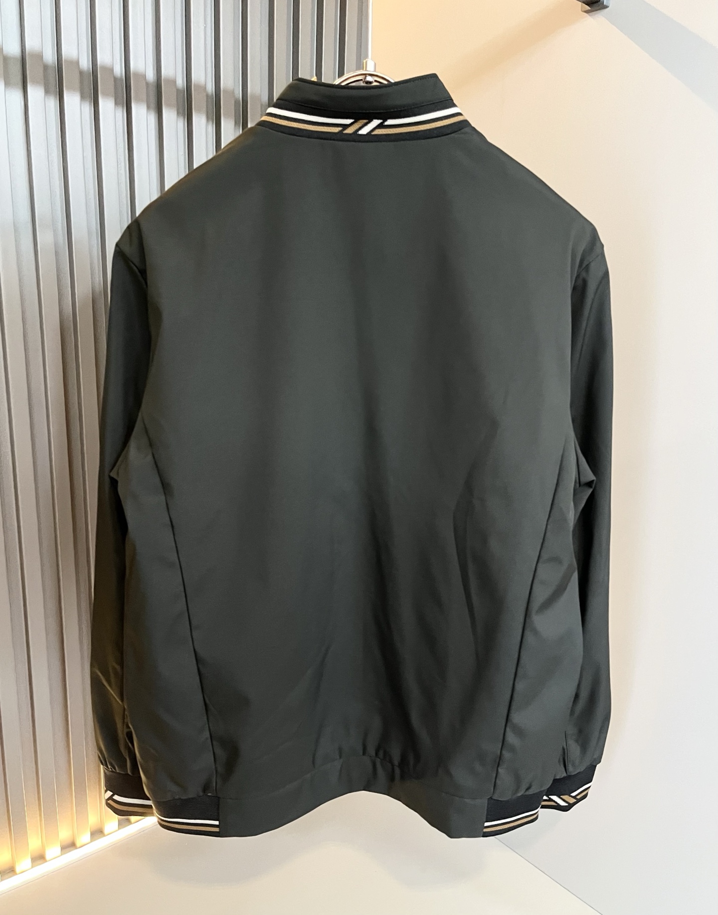 BURBER*Y巴*莉2025秋冬新品夹克外套重磅来袭，最近比较火热的环保聚酯纤维面料制作而成，高端户外