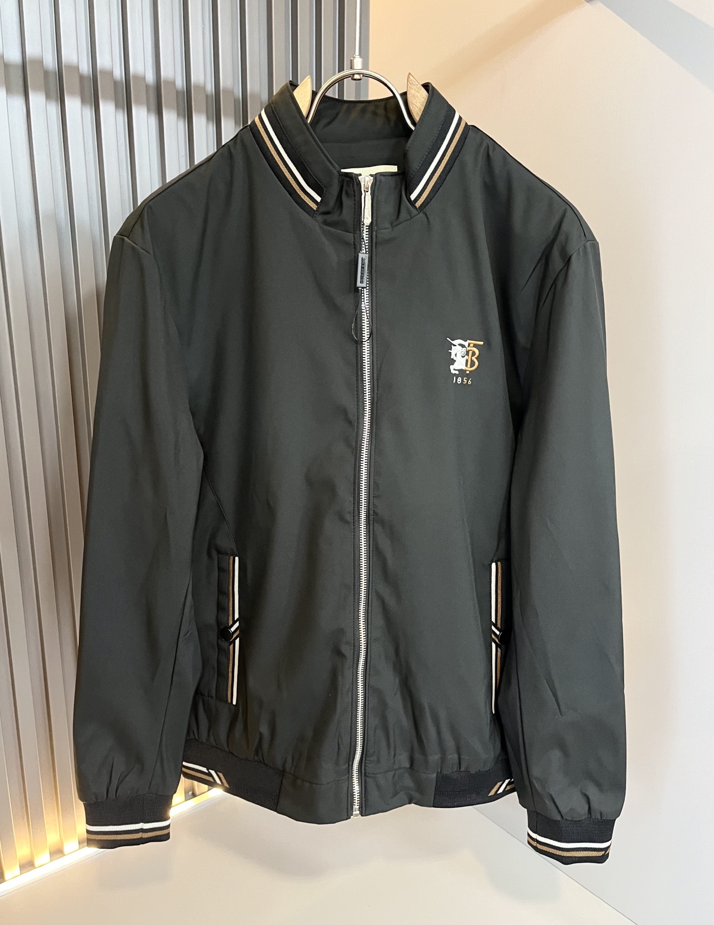 BURBER*Y巴*莉2025秋冬新品夹克外套重磅来袭，最近比较火热的环保聚酯纤维面料制作而成，高端户外