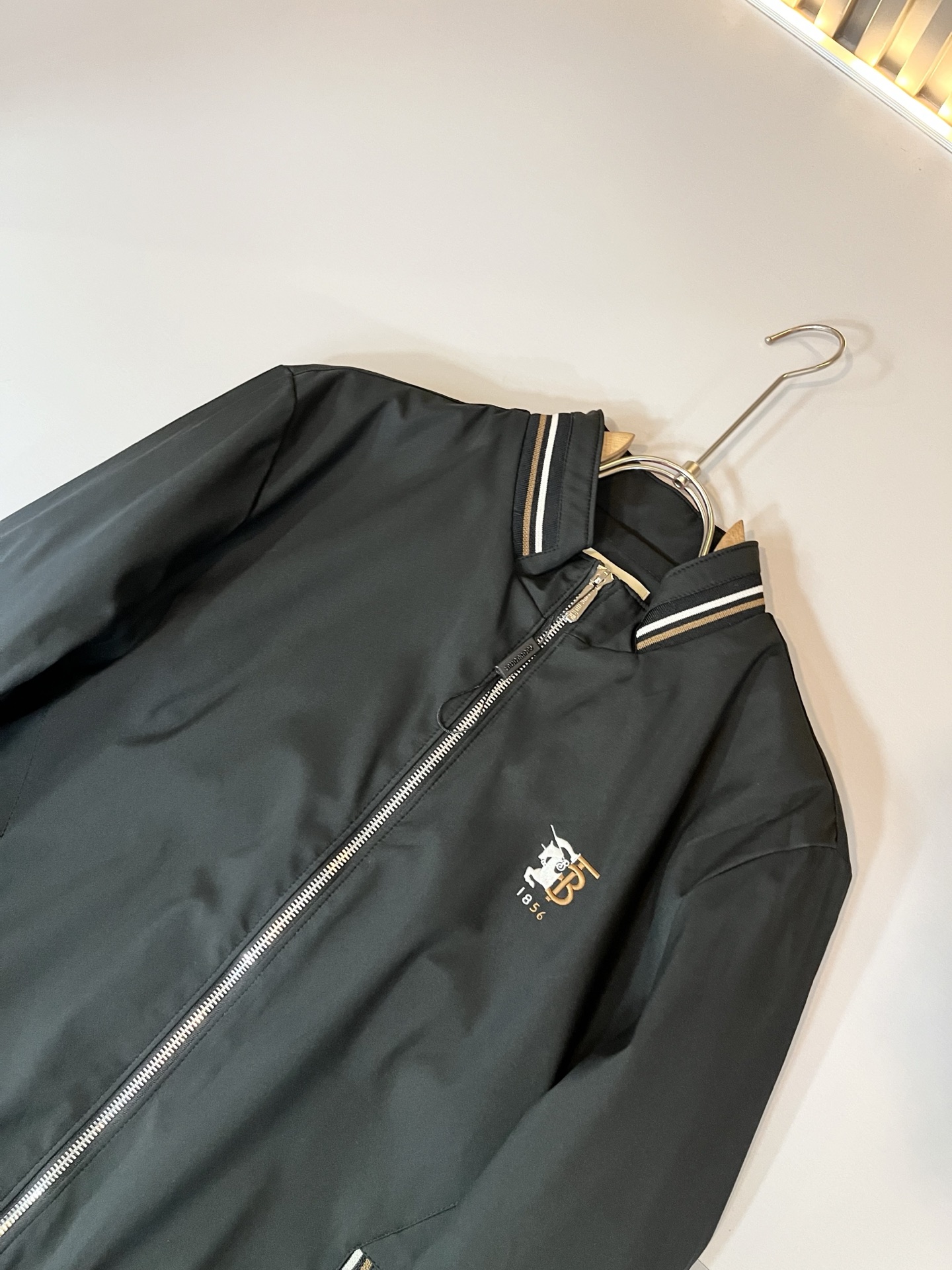 BURBER*Y巴*莉2025秋冬新品夹克外套重磅来袭，最近比较火热的环保聚酯纤维面料制作而成，高端户外