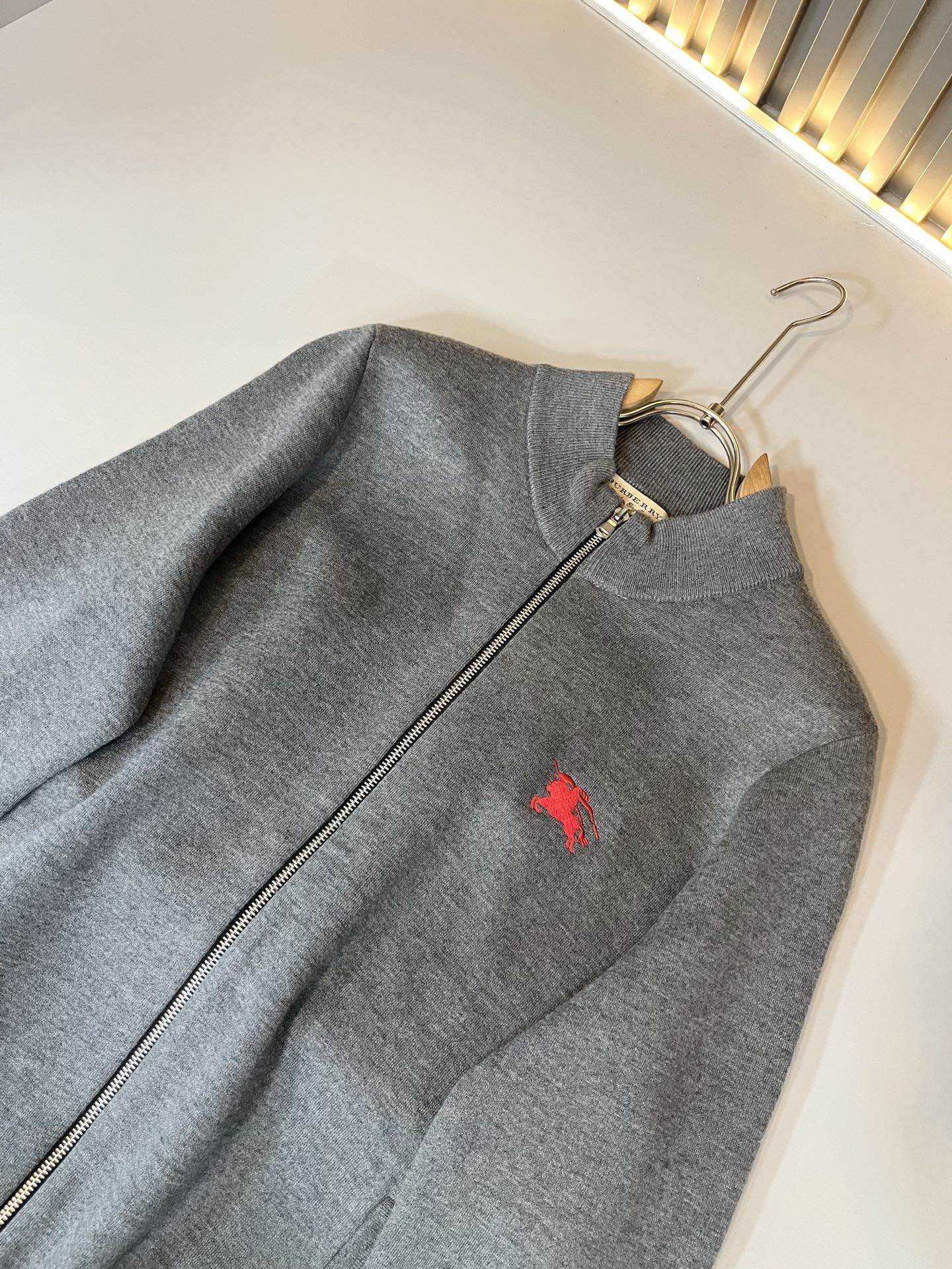 Bur*erry 巴*莉 2025秋冬新款长袖拉链款针织羊毛开衫，品牌经典设计元素！既不单调也不复杂,恰