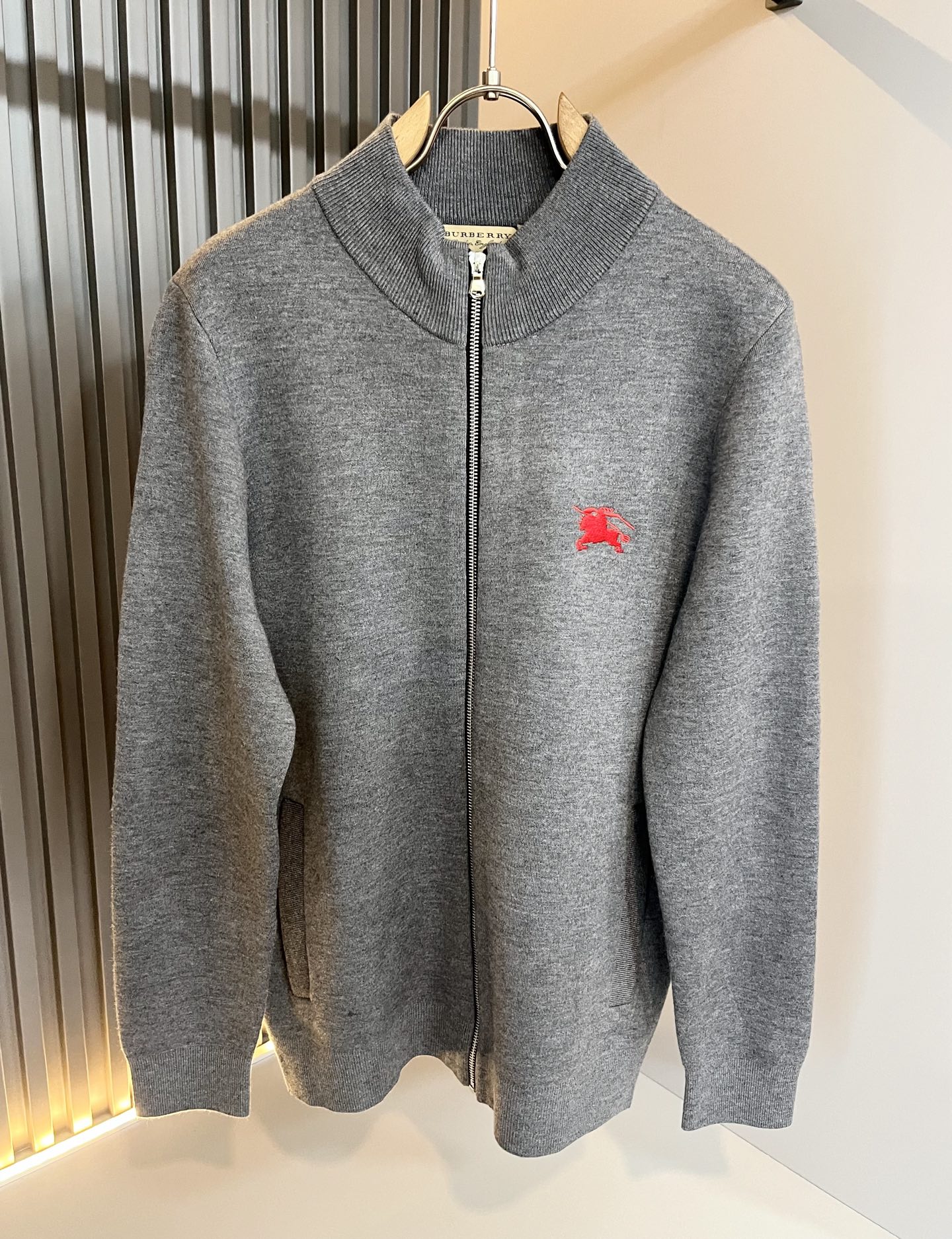 Bur*erry 巴*莉 2025秋冬新款长袖拉链款针织羊毛开衫，品牌经典设计元素！既不单调也不复杂,恰