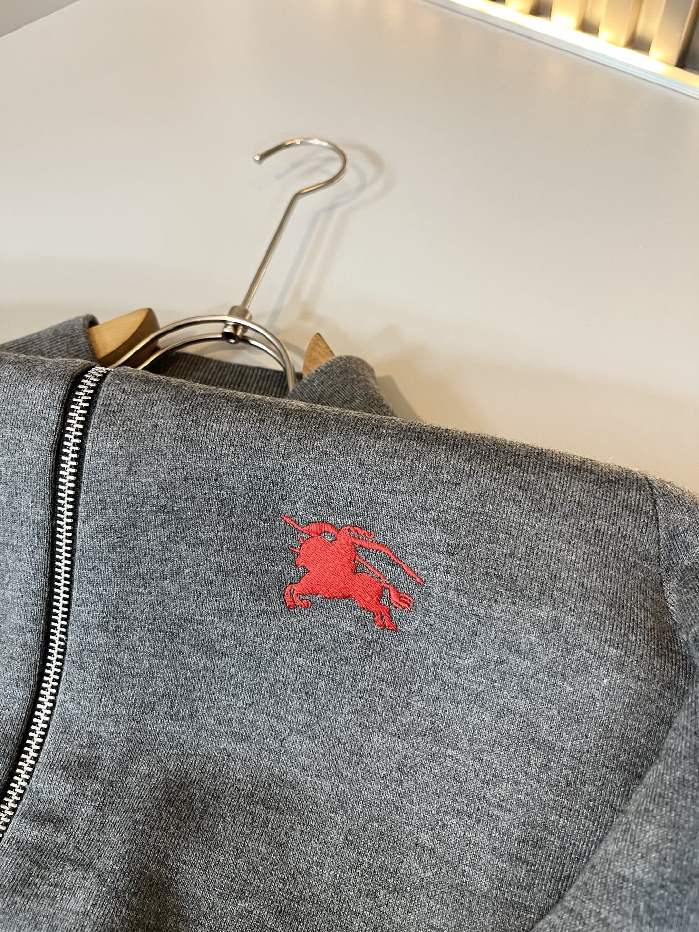 Bur*erry 巴*莉 2025秋冬新款长袖拉链款针织羊毛开衫，品牌经典设计元素！既不单调也不复杂,恰