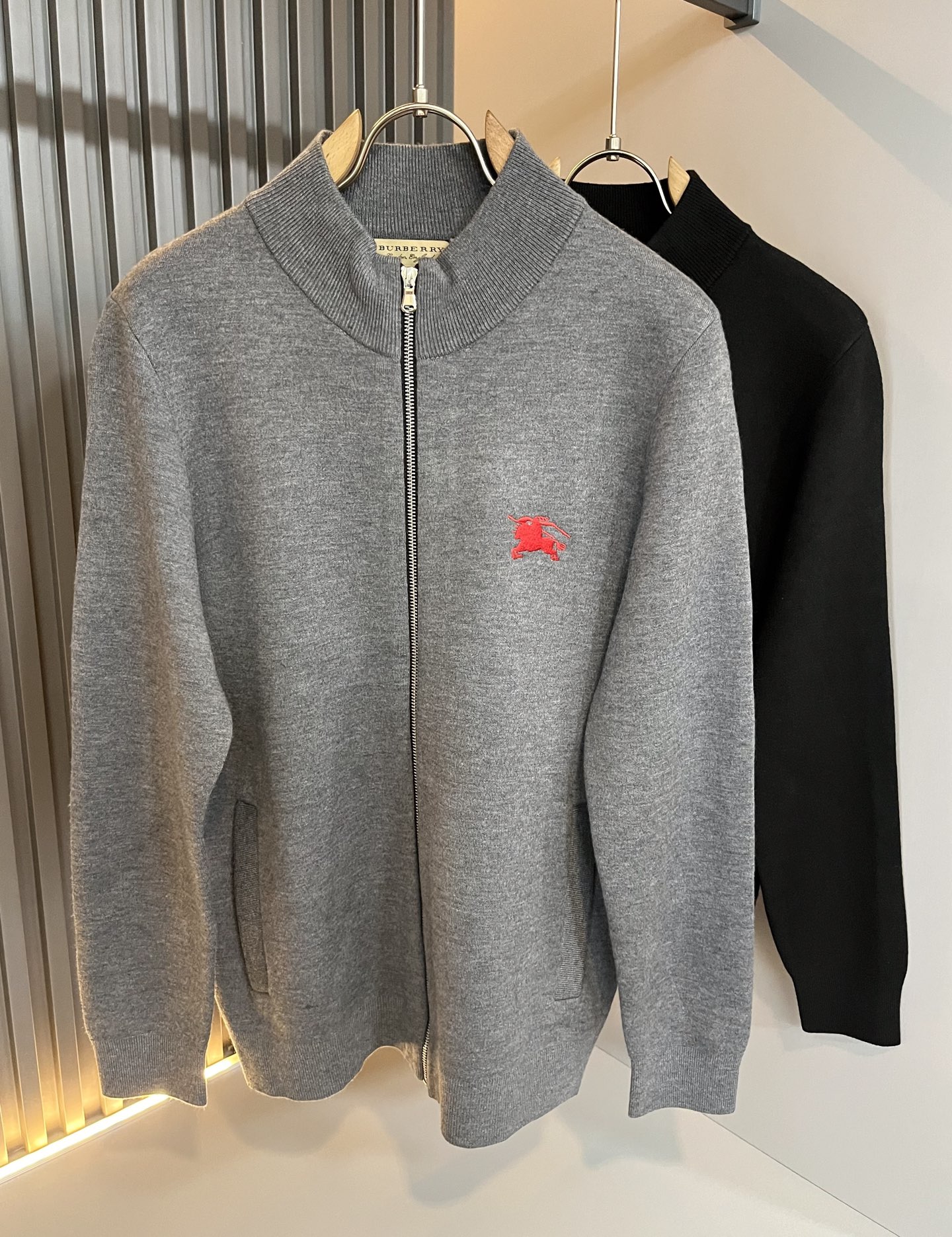 Bur*erry 巴*莉 2025秋冬新款长袖拉链款针织羊毛开衫，品牌经典设计元素！既不单调也不复杂,恰