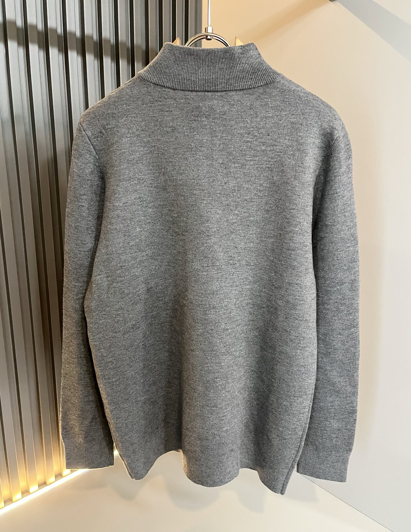 Bur*erry 巴*莉 2025秋冬新款长袖拉链款针织羊毛开衫，品牌经典设计元素！既不单调也不复杂,恰