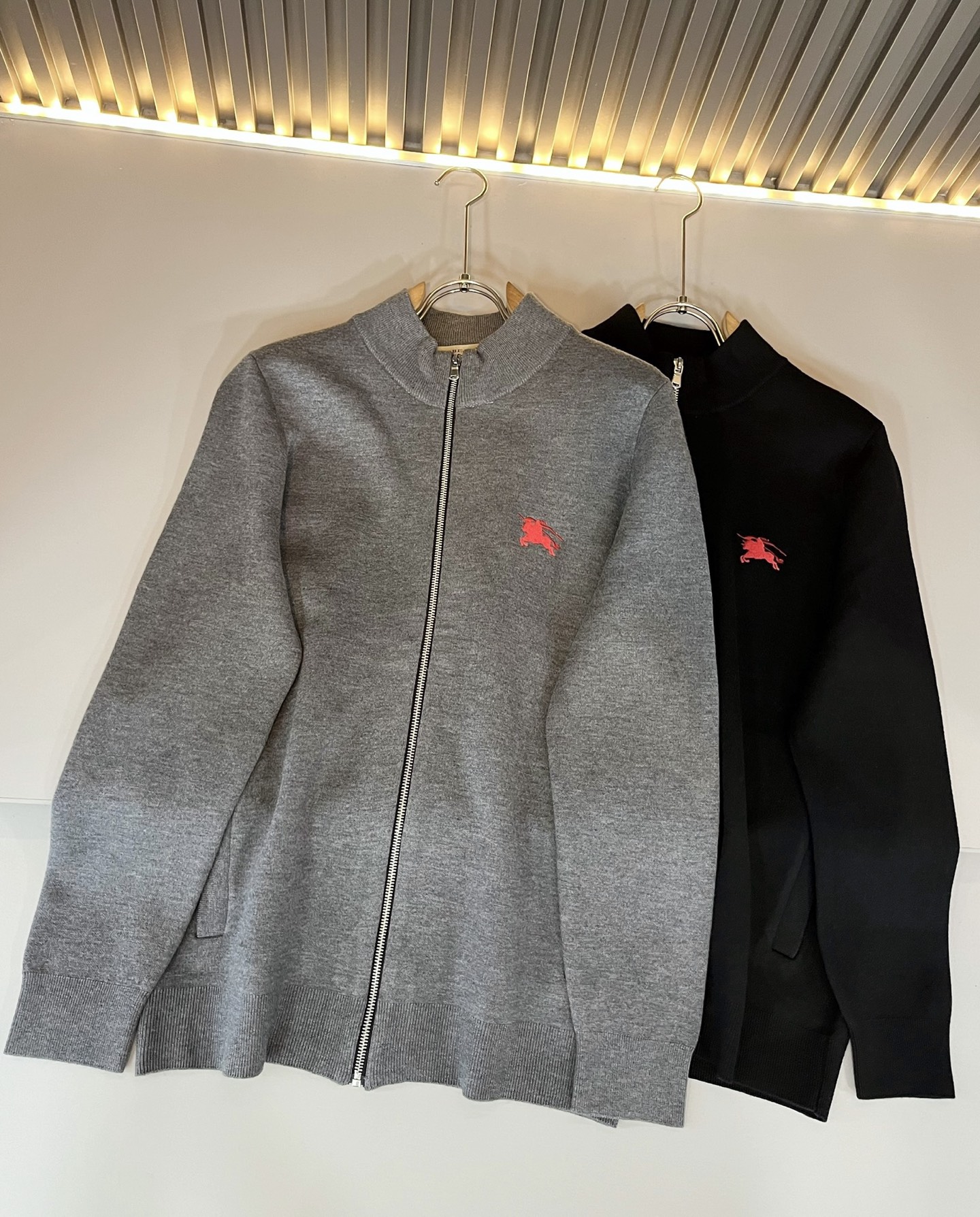 Bur*erry 巴*莉 2025秋冬新款长袖拉链款针织羊毛开衫，品牌经典设计元素！既不单调也不复杂,恰