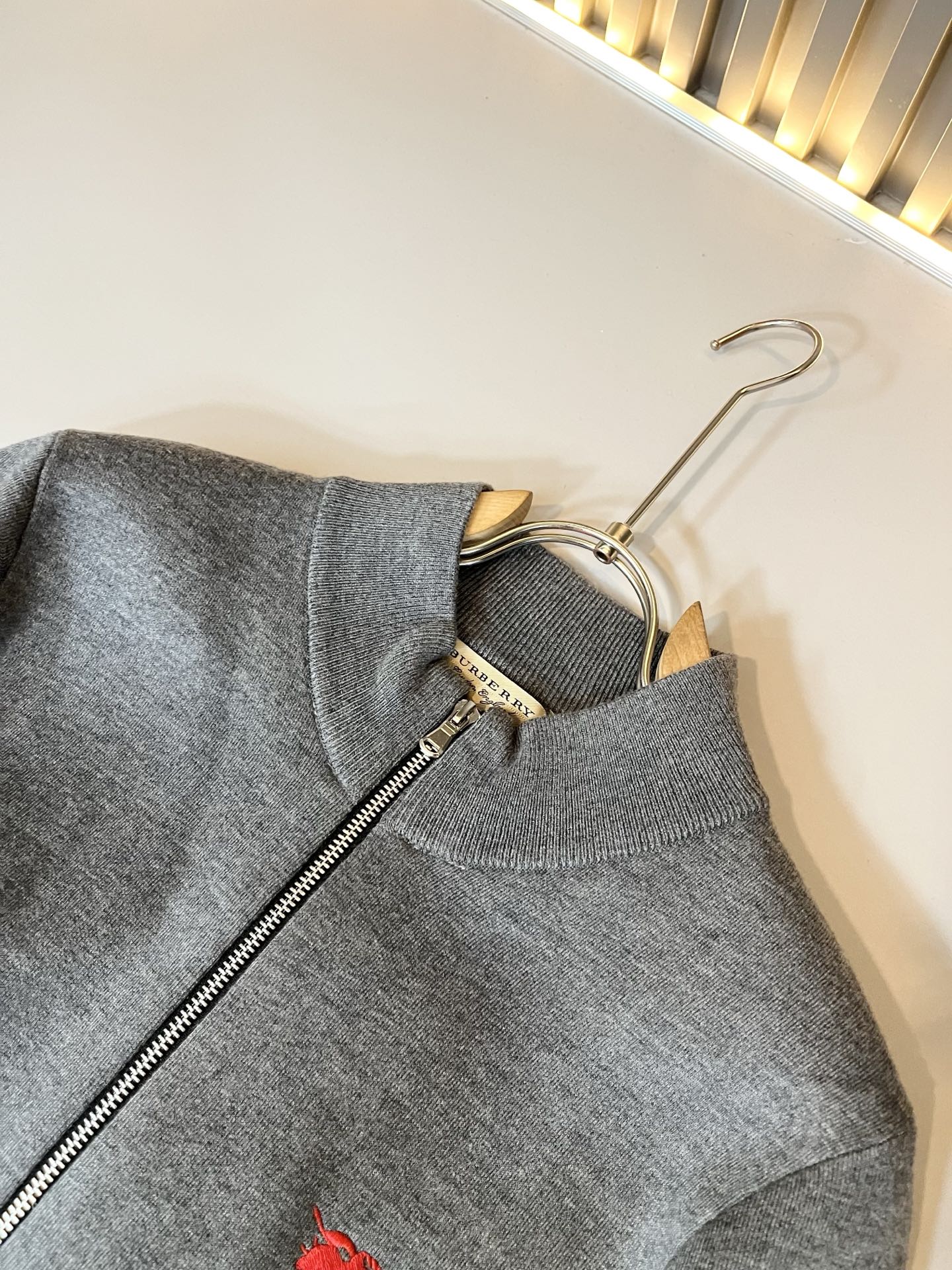 Bur*erry 巴*莉 2025秋冬新款长袖拉链款针织羊毛开衫，品牌经典设计元素！既不单调也不复杂,恰