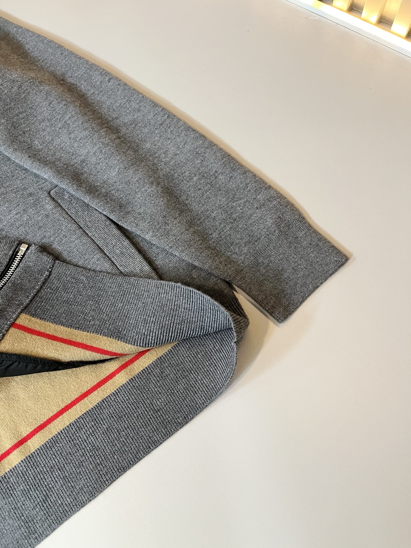 Bur*erry 巴*莉 2025秋冬新款长袖拉链款针织羊毛开衫，品牌经典设计元素！既不单调也不复杂,恰