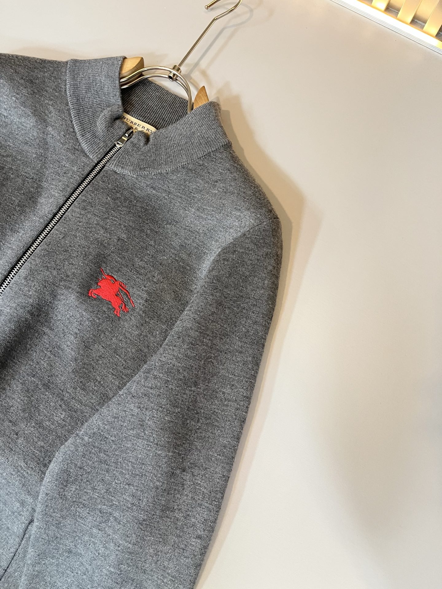 Bur*erry 巴*莉 2025秋冬新款长袖拉链款针织羊毛开衫，品牌经典设计元素！既不单调也不复杂,恰