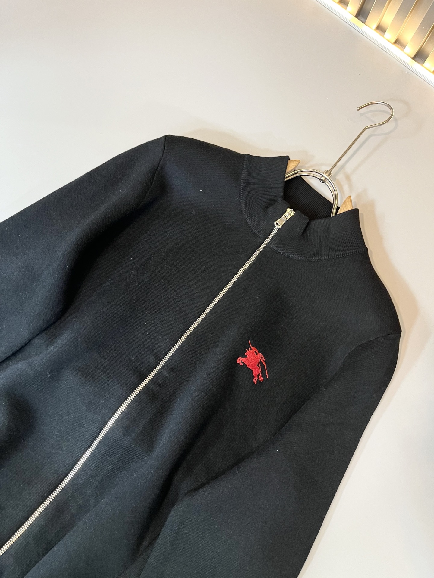 Bur*erry 巴*莉 2025秋冬新款长袖拉链款针织羊毛开衫，品牌经典设计元素！既不单调也不复杂,恰