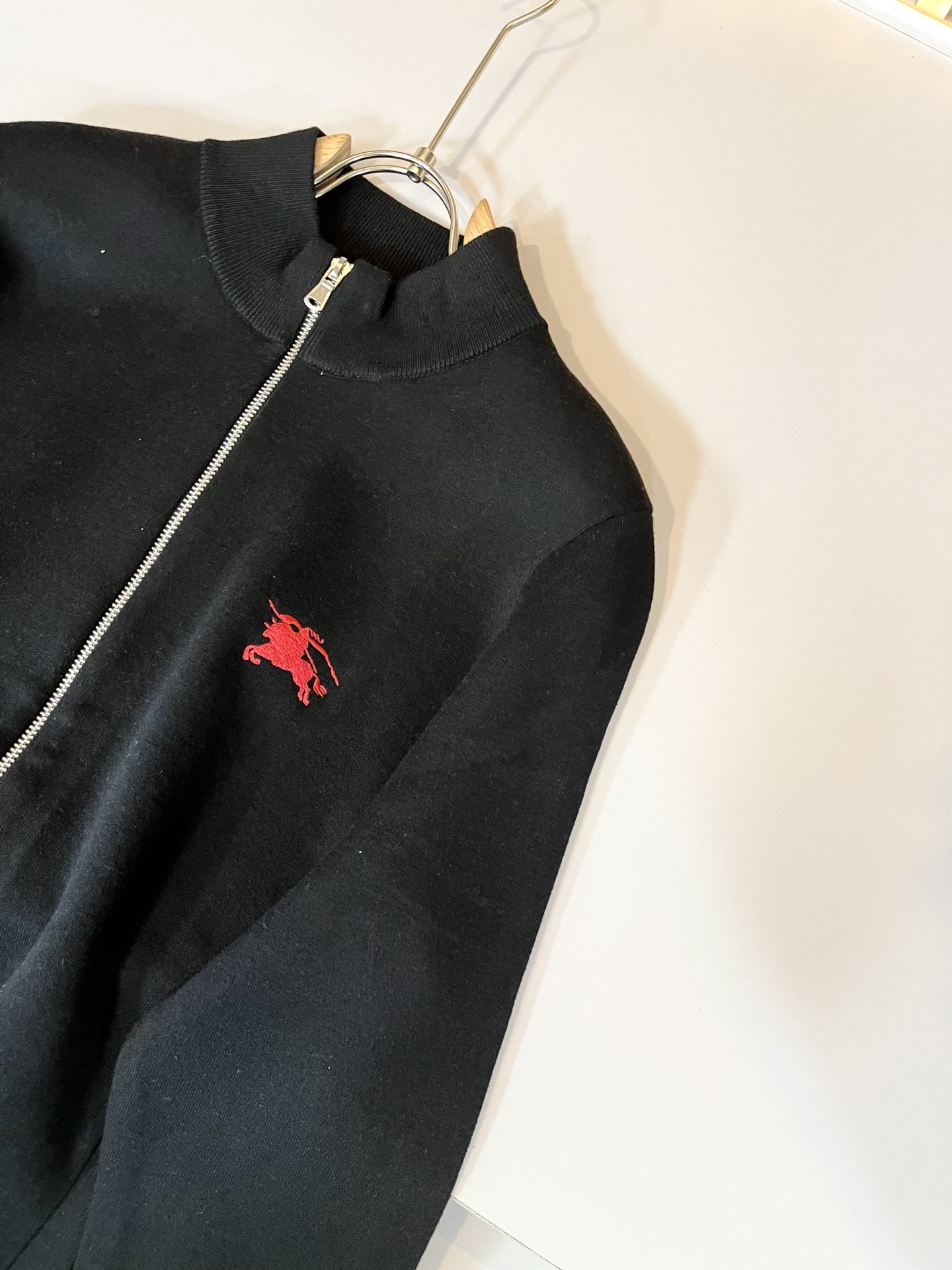 Bur*erry 巴*莉 2025秋冬新款长袖拉链款针织羊毛开衫，品牌经典设计元素！既不单调也不复杂,恰