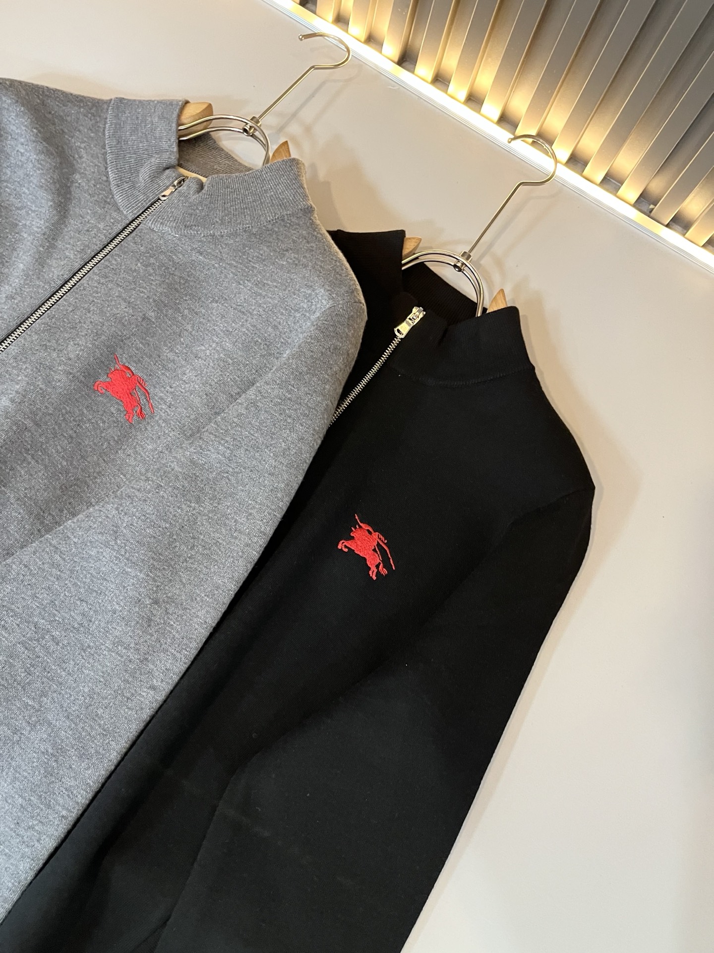 Bur*erry 巴*莉 2025秋冬新款长袖拉链款针织羊毛开衫，品牌经典设计元素！既不单调也不复杂,恰