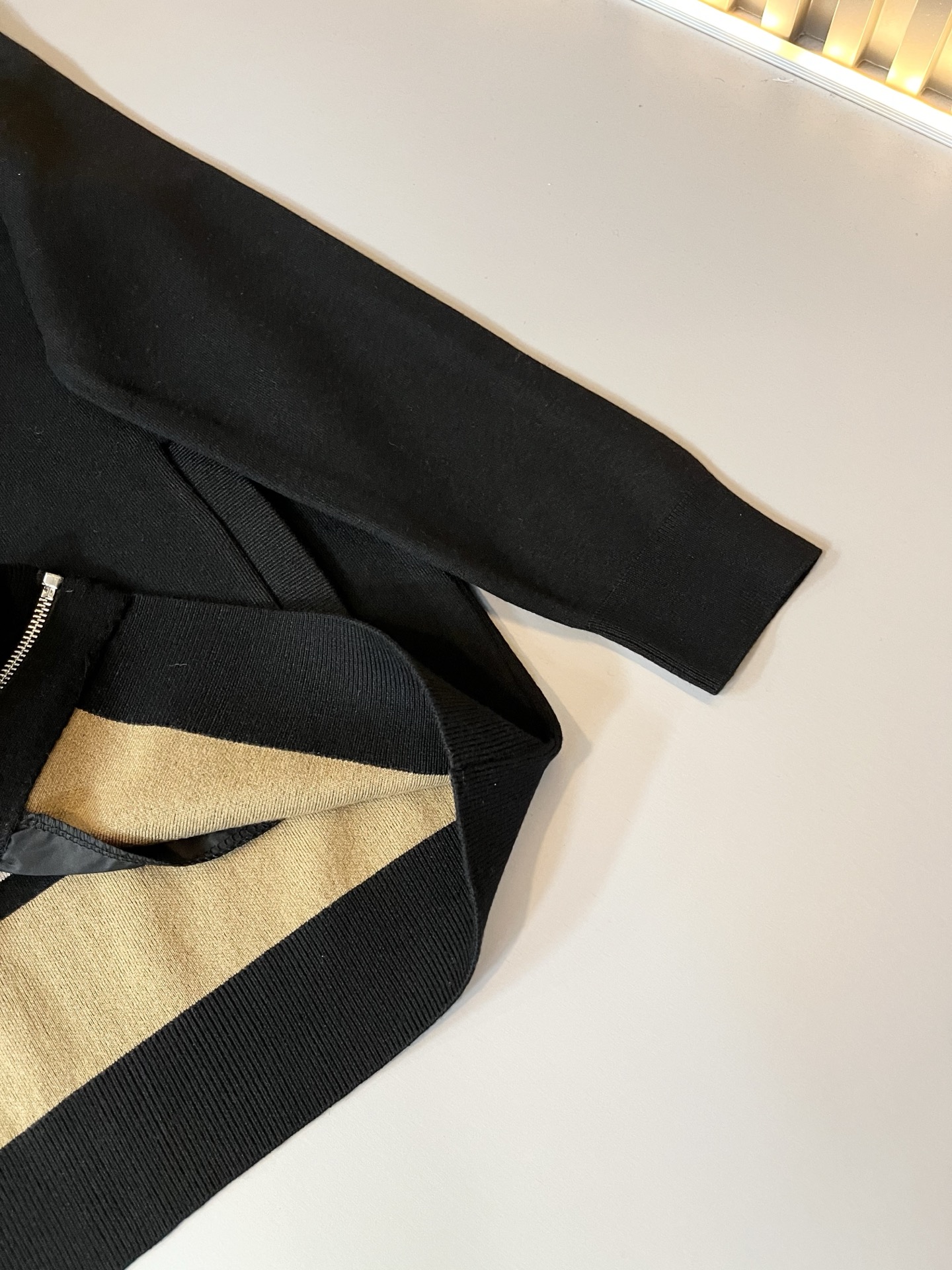 Bur*erry 巴*莉 2025秋冬新款长袖拉链款针织羊毛开衫，品牌经典设计元素！既不单调也不复杂,恰