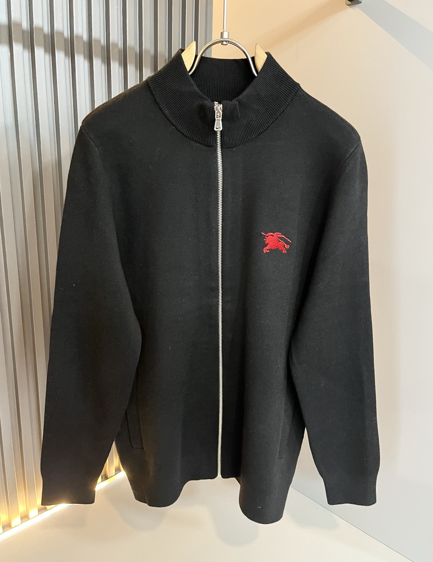 Bur*erry 巴*莉 2025秋冬新款长袖拉链款针织羊毛开衫，品牌经典设计元素！既不单调也不复杂,恰