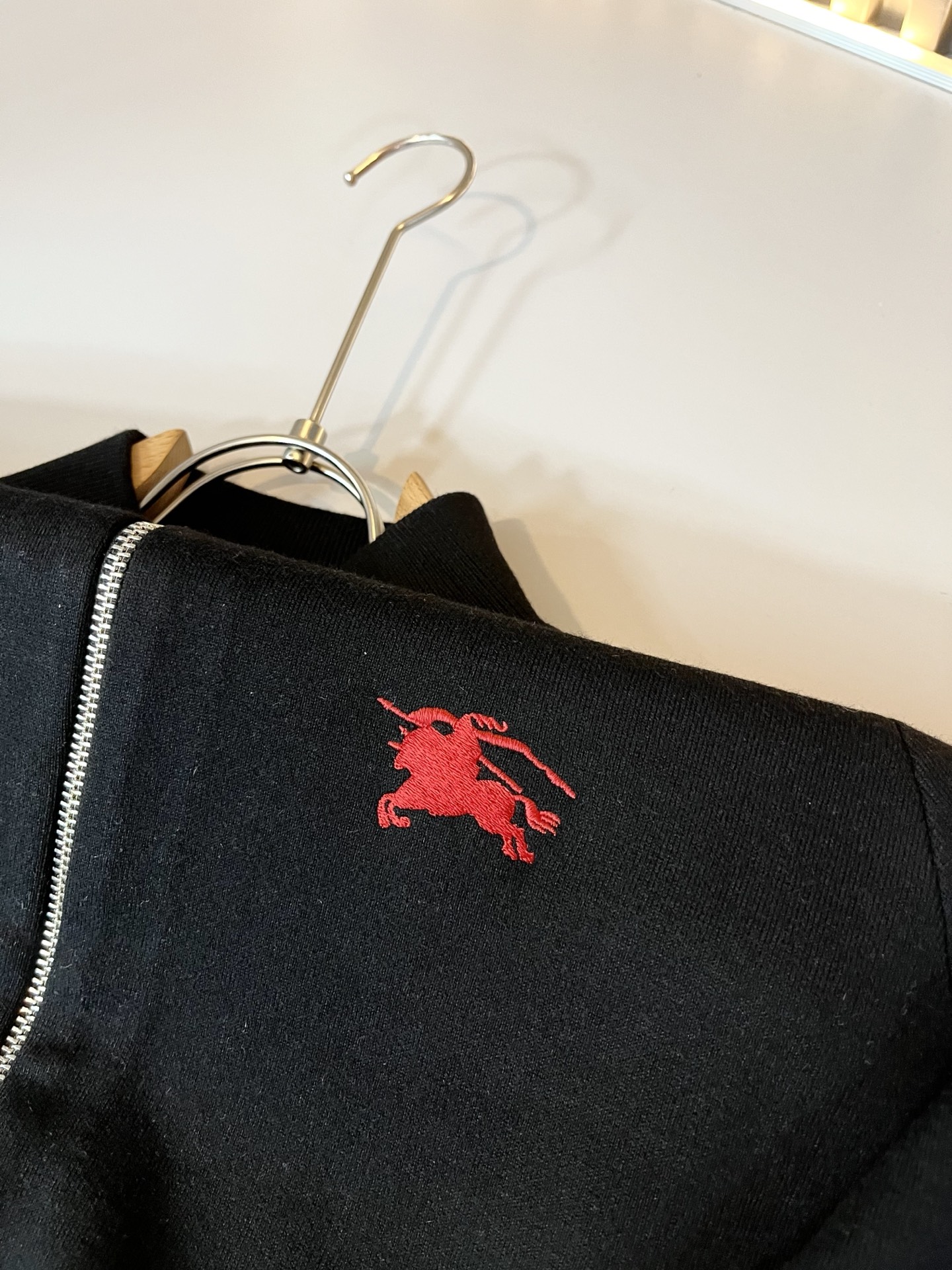 Bur*erry 巴*莉 2025秋冬新款长袖拉链款针织羊毛开衫，品牌经典设计元素！既不单调也不复杂,恰