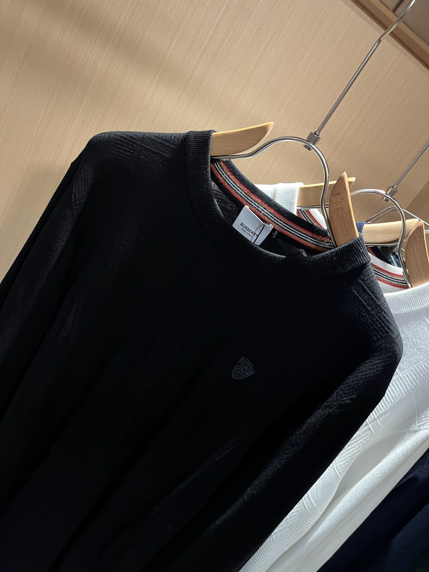 Bur*erry 巴*莉 2025秋冬新款针织羊毛衫，品牌经典设计元素！既不单调也不复杂,恰到好处的展现