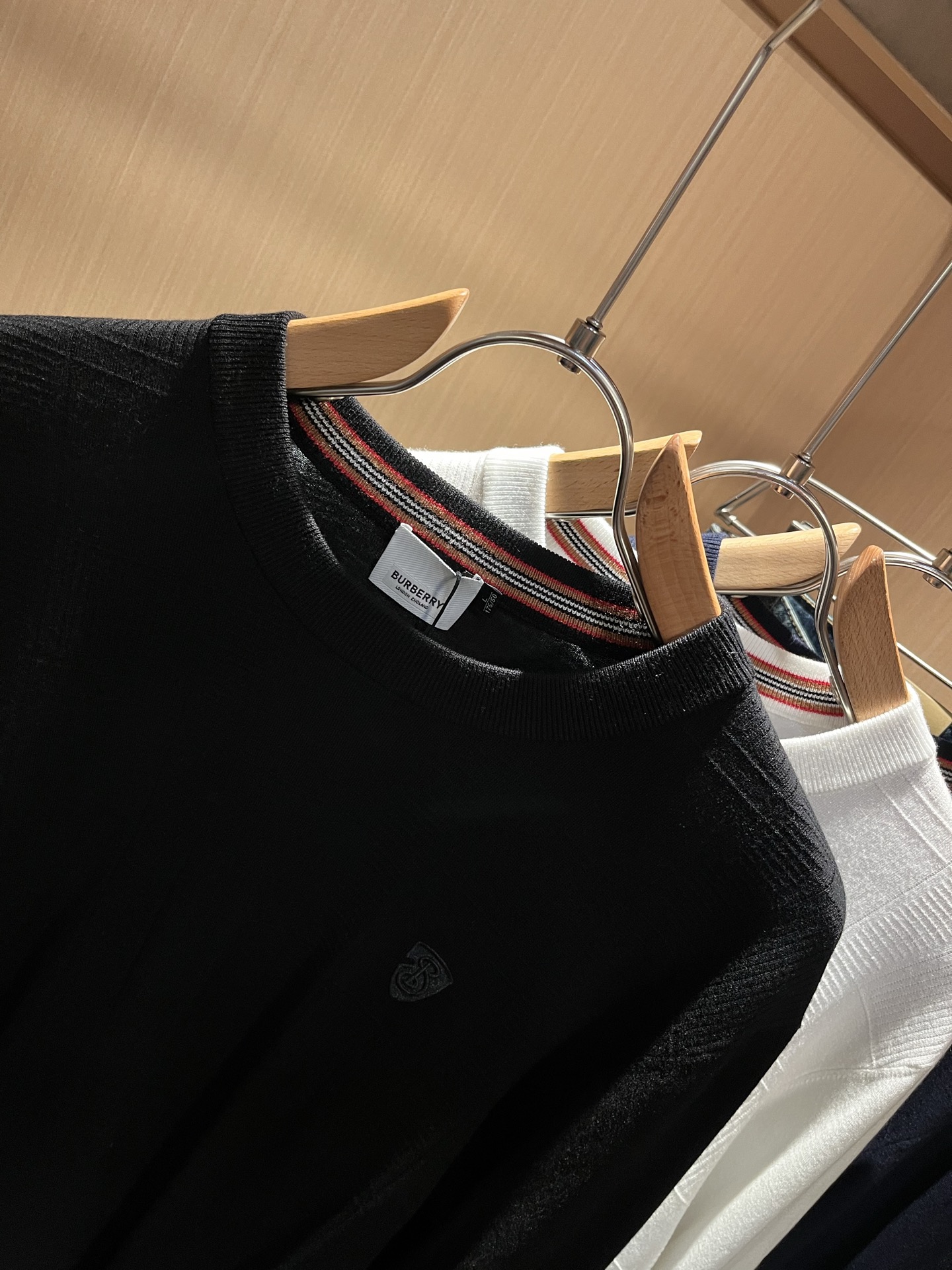 Bur*erry 巴*莉 2025秋冬新款针织羊毛衫，品牌经典设计元素！既不单调也不复杂,恰到好处的展现