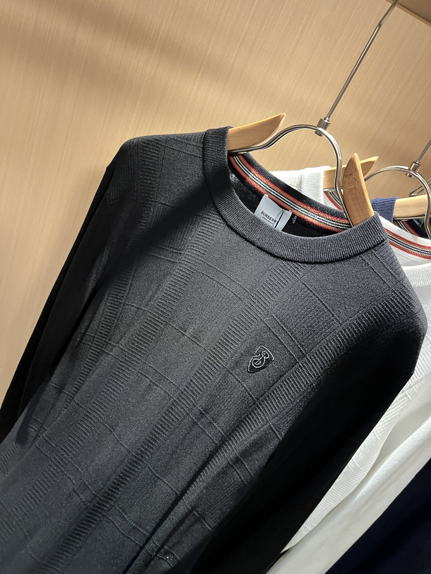 Bur*erry 巴*莉 2025秋冬新款针织羊毛衫，品牌经典设计元素！既不单调也不复杂,恰到好处的展现