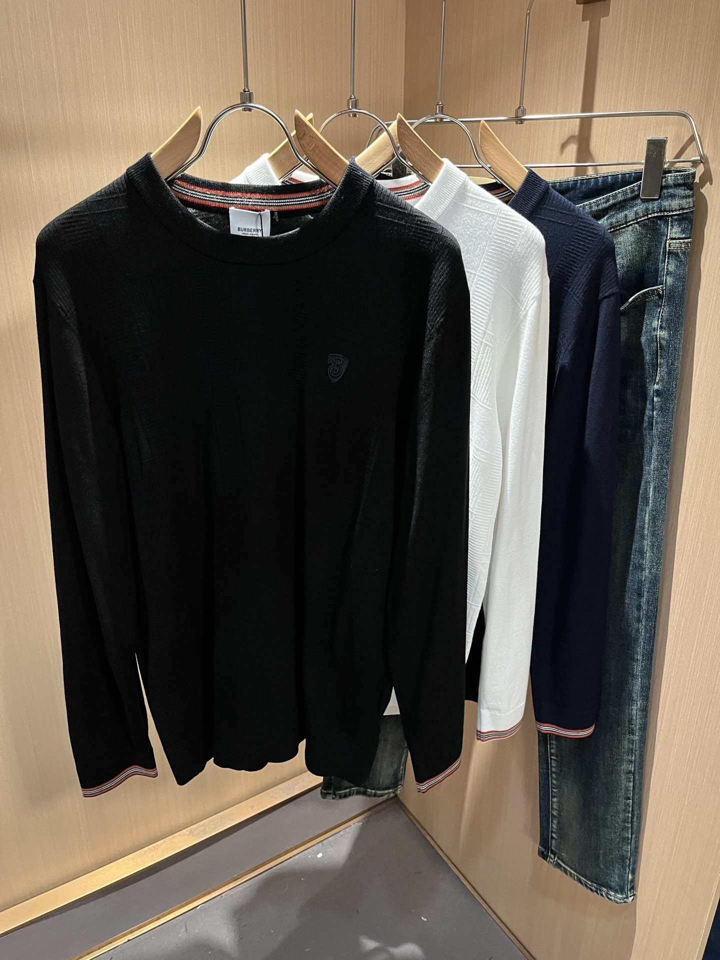 Bur*erry 巴*莉 2025秋冬新款针织羊毛衫，品牌经典设计元素！既不单调也不复杂,恰到好处的展现