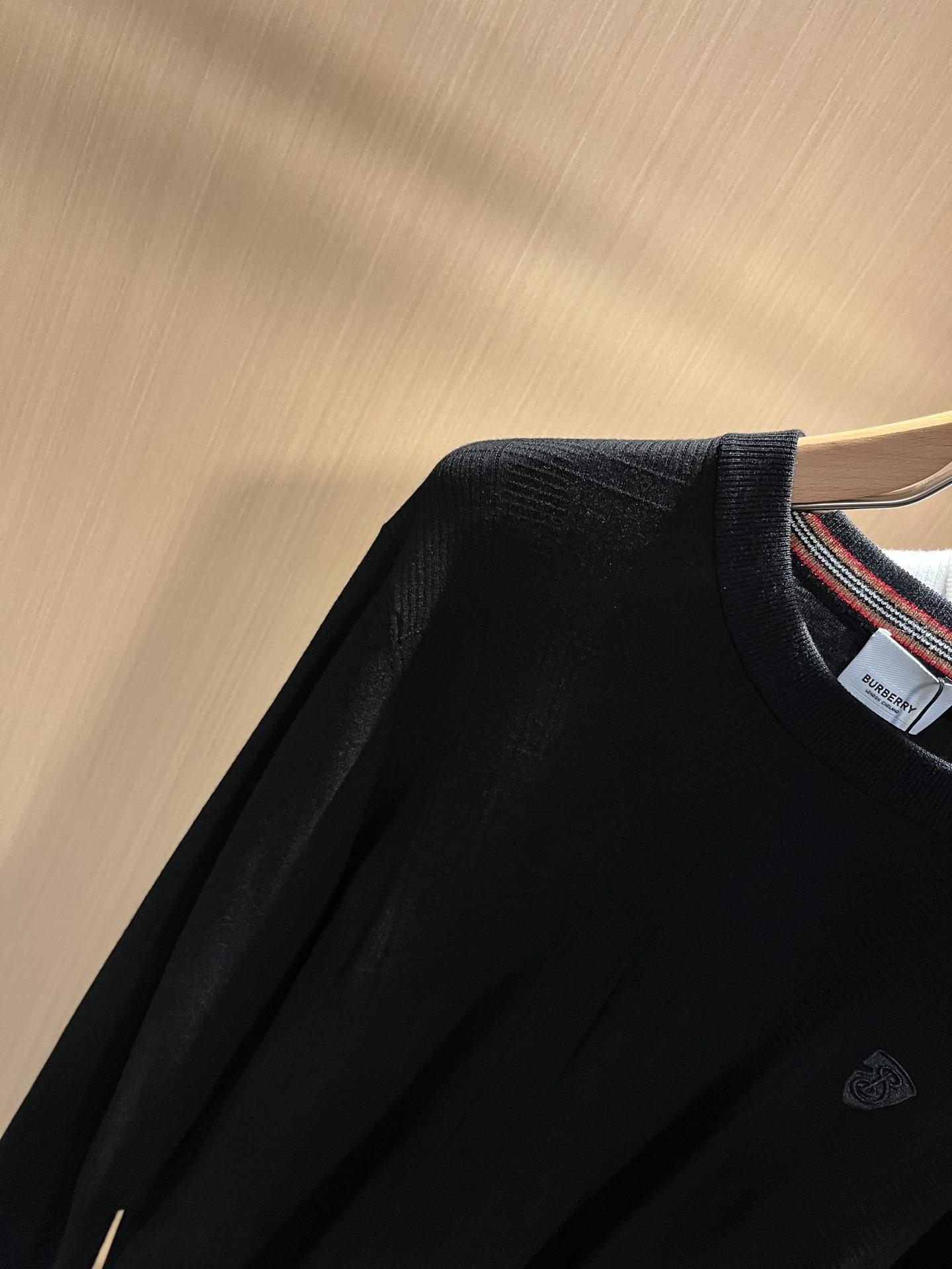 Bur*erry 巴*莉 2025秋冬新款针织羊毛衫，品牌经典设计元素！既不单调也不复杂,恰到好处的展现