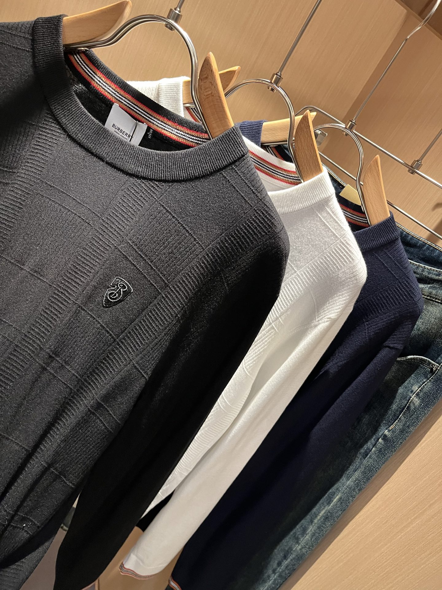 Bur*erry 巴*莉 2025秋冬新款针织羊毛衫，品牌经典设计元素！既不单调也不复杂,恰到好处的展现