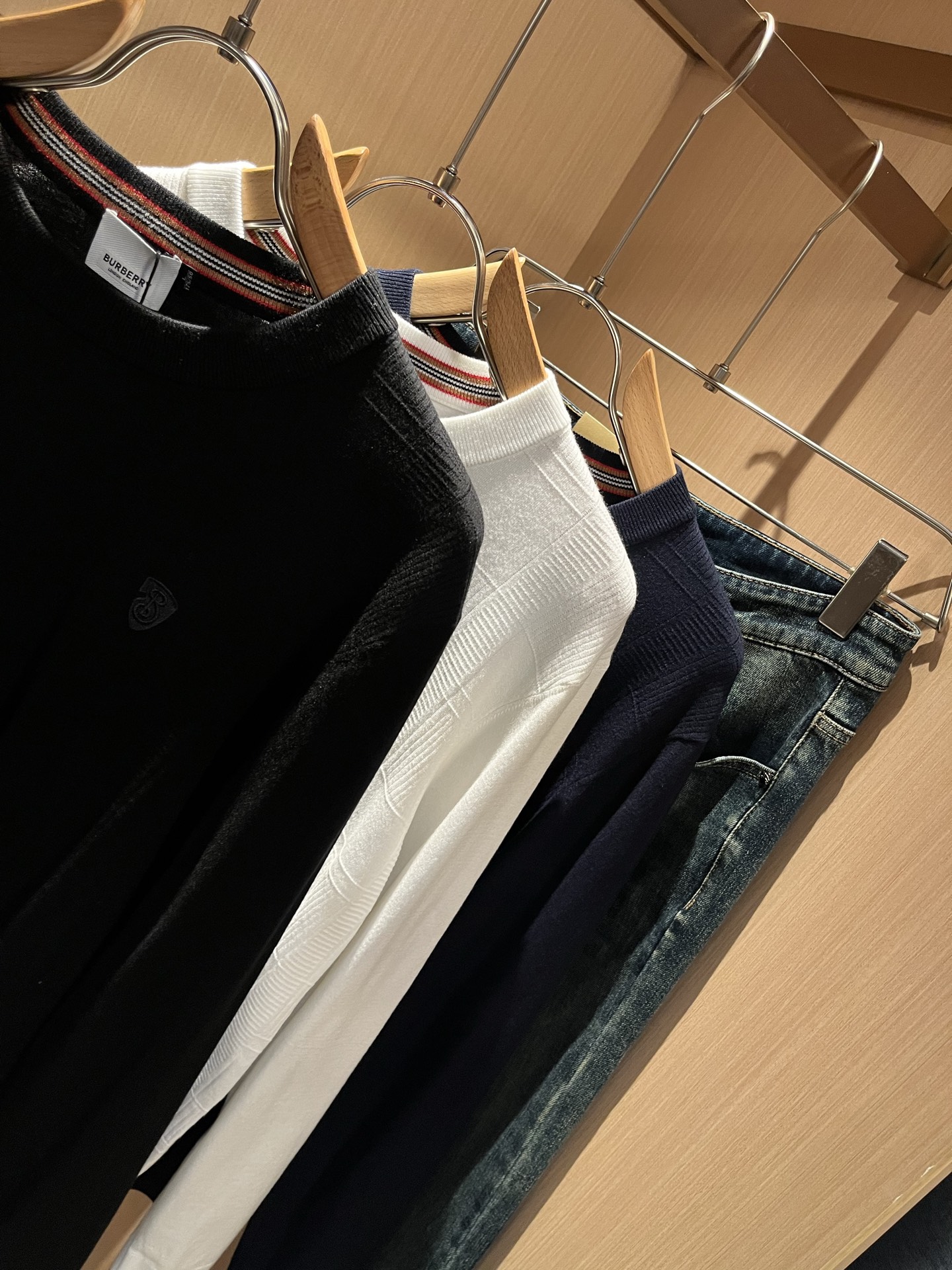 Bur*erry 巴*莉 2025秋冬新款针织羊毛衫，品牌经典设计元素！既不单调也不复杂,恰到好处的展现