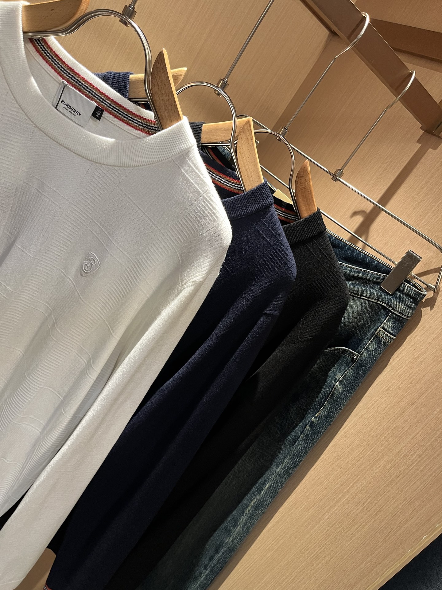 Bur*erry 巴*莉 2025秋冬新款针织羊毛衫，品牌经典设计元素！既不单调也不复杂,恰到好处的展现