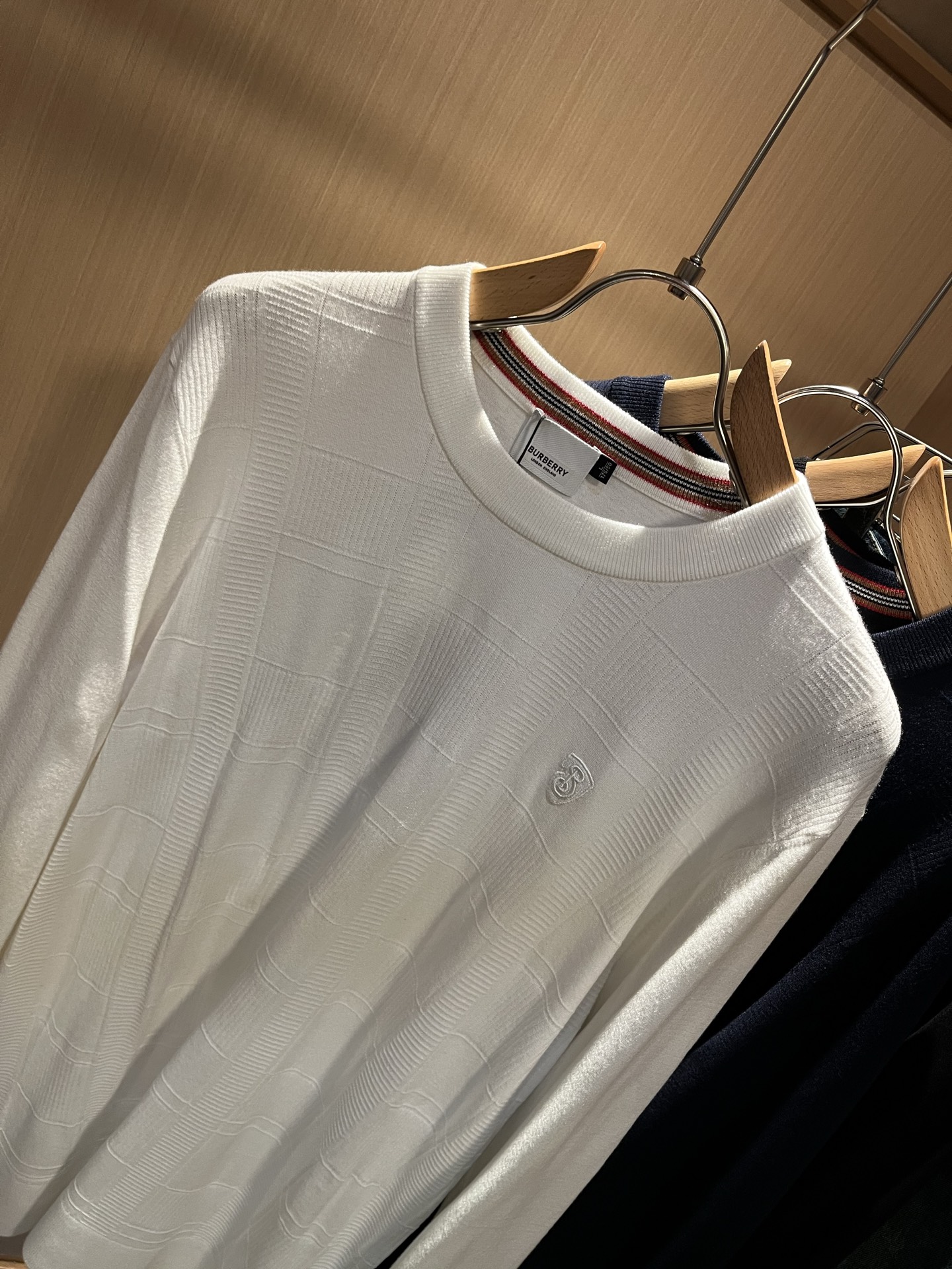 Bur*erry 巴*莉 2025秋冬新款针织羊毛衫，品牌经典设计元素！既不单调也不复杂,恰到好处的展现