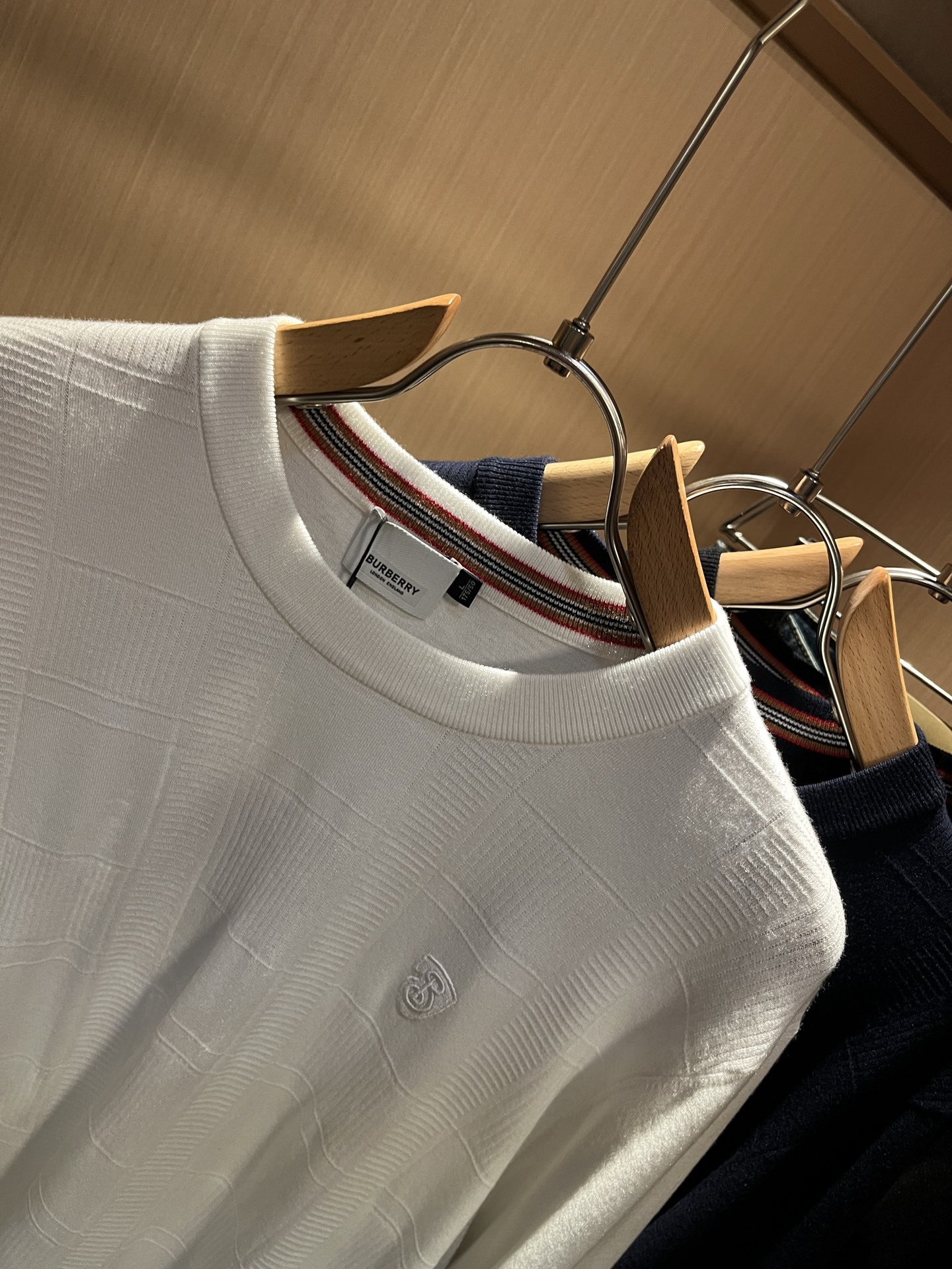 Bur*erry 巴*莉 2025秋冬新款针织羊毛衫，品牌经典设计元素！既不单调也不复杂,恰到好处的展现