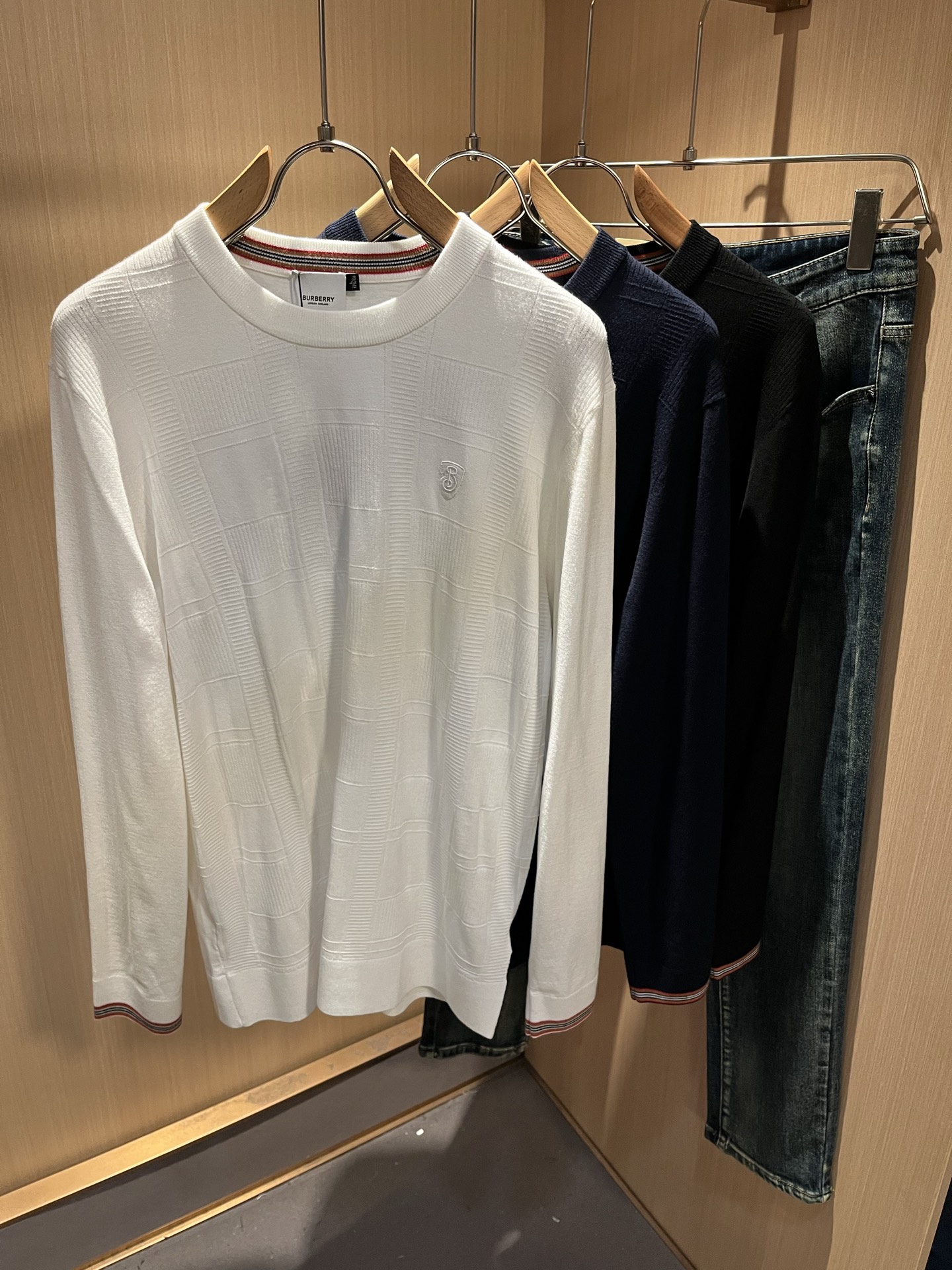 Bur*erry 巴*莉 2025秋冬新款针织羊毛衫，品牌经典设计元素！既不单调也不复杂,恰到好处的展现