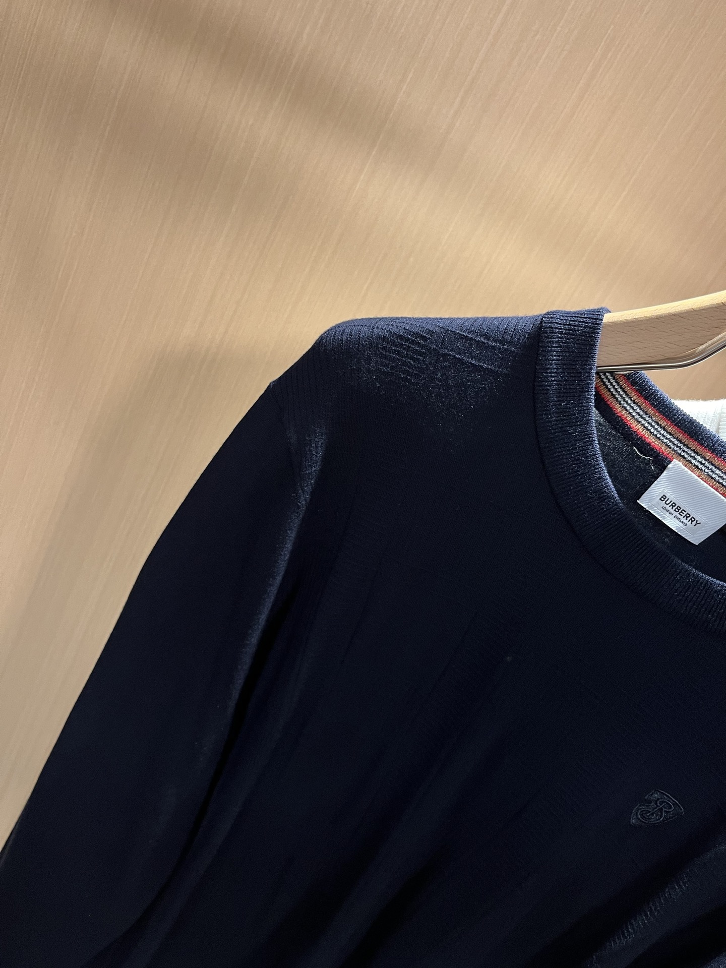 Bur*erry 巴*莉 2025秋冬新款针织羊毛衫，品牌经典设计元素！既不单调也不复杂,恰到好处的展现