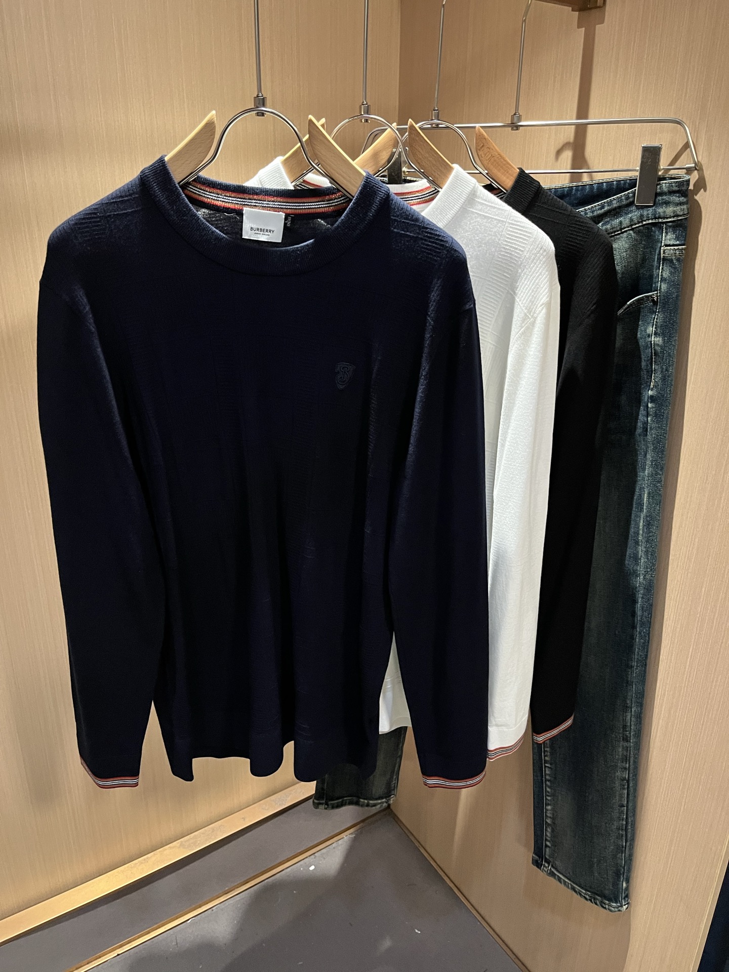 Bur*erry 巴*莉 2025秋冬新款针织羊毛衫，品牌经典设计元素！既不单调也不复杂,恰到好处的展现