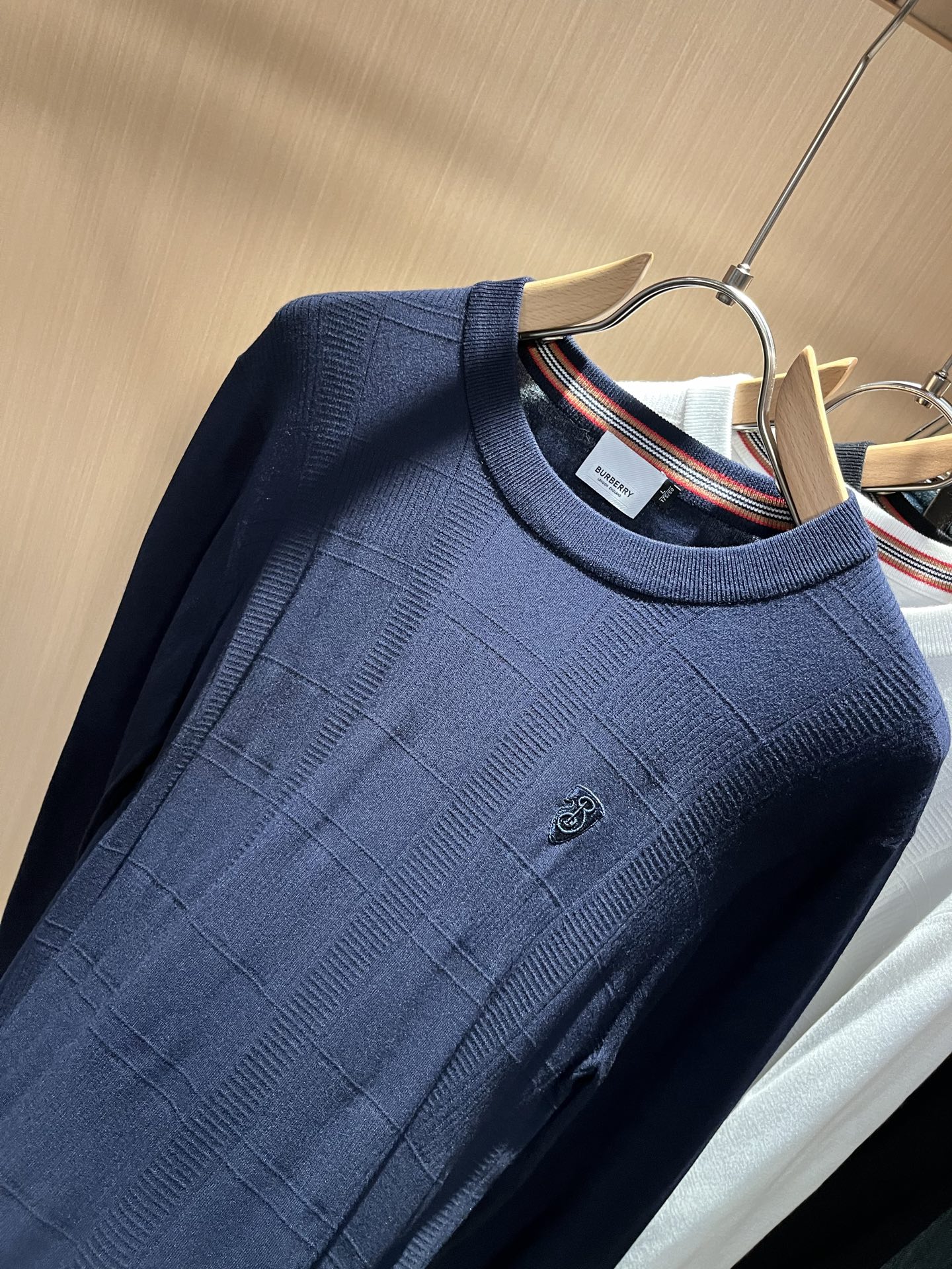Bur*erry 巴*莉 2025秋冬新款针织羊毛衫，品牌经典设计元素！既不单调也不复杂,恰到好处的展现